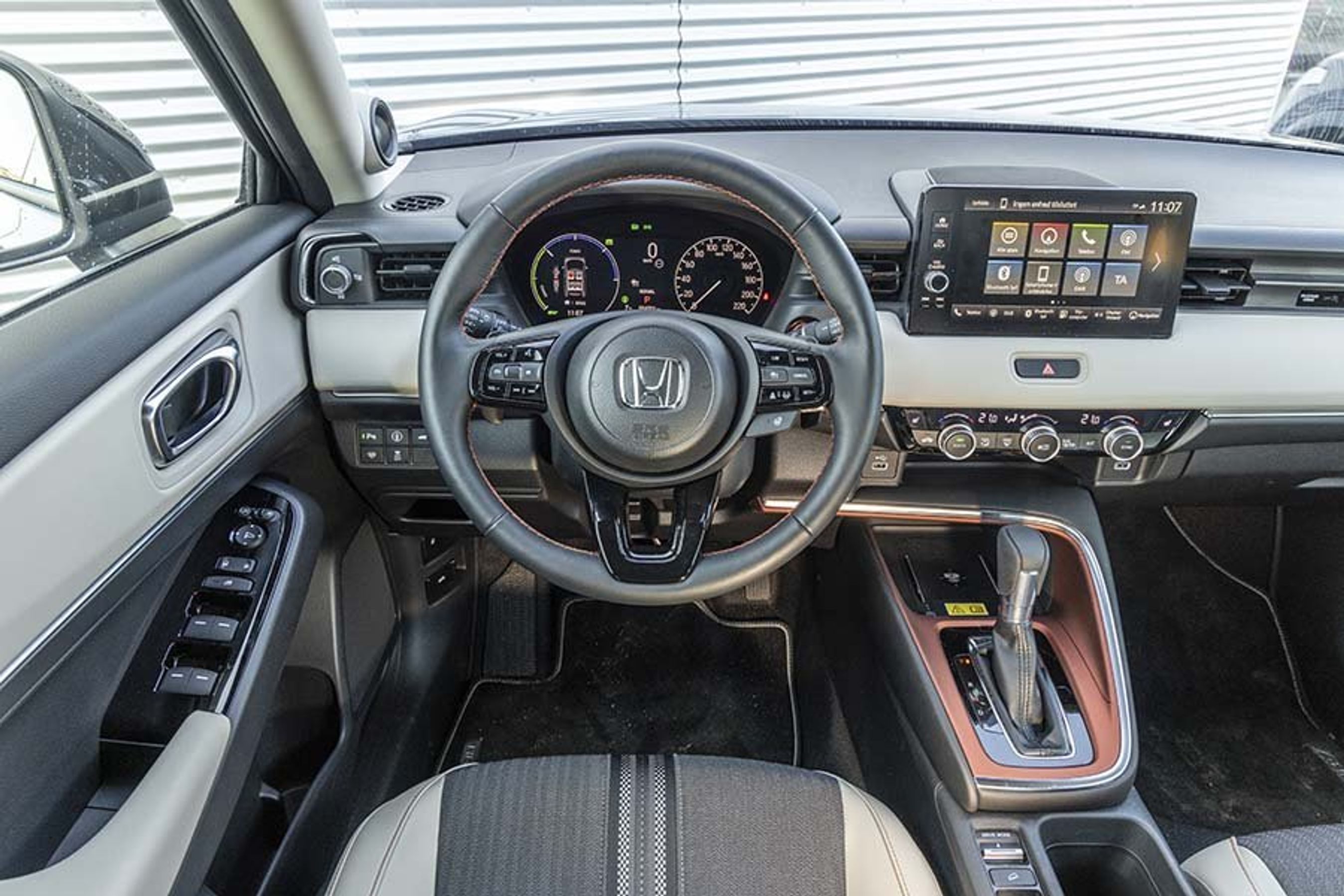 Førerpladsen er velindrettet med en 9”-skærm.