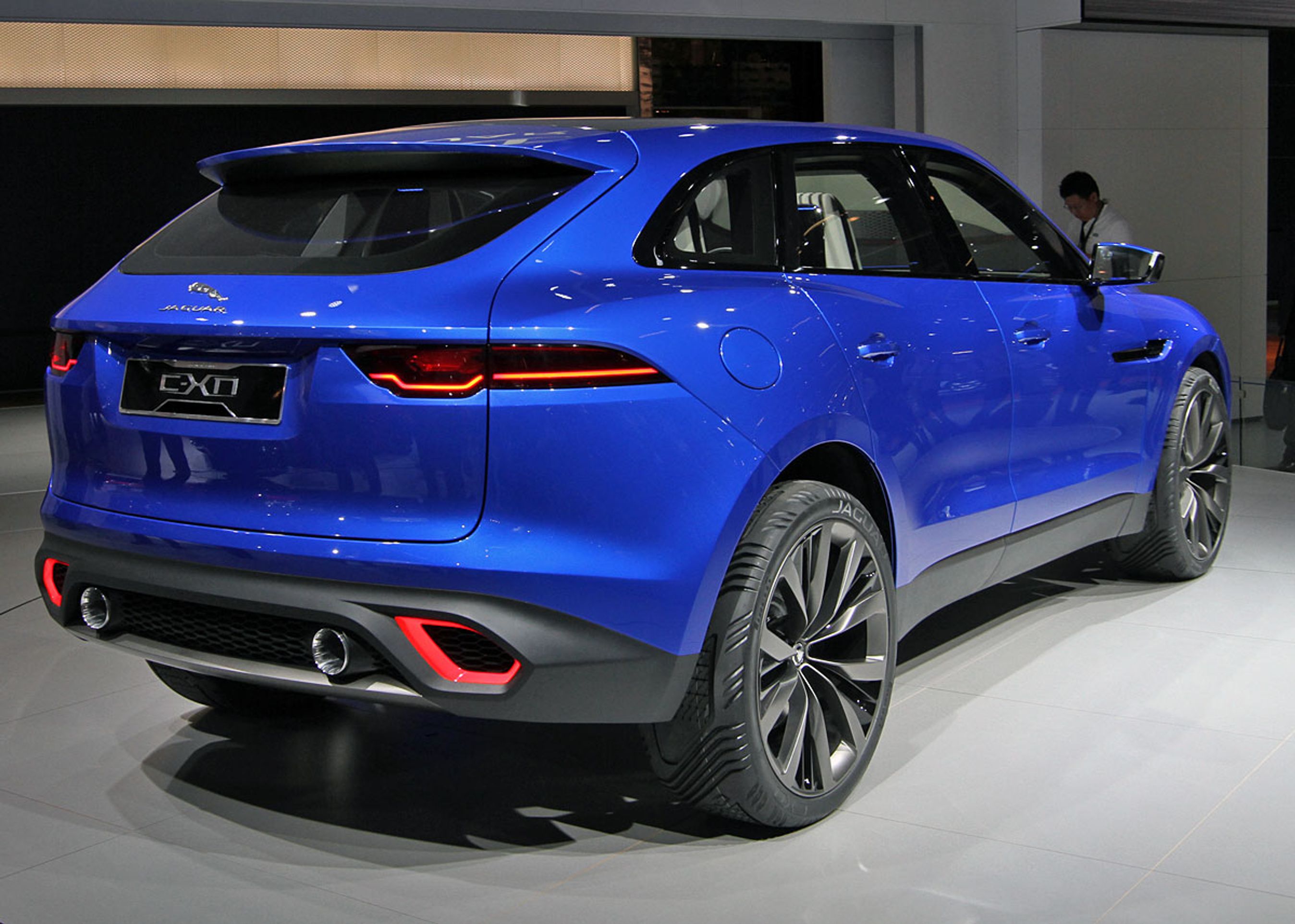 Nye tider, nyt design - med kendte elementer så som baglygterne, der næsten er kopieret fra cabriolet'en F-type.Showbilen står på mægtige 23 tommer fælge.