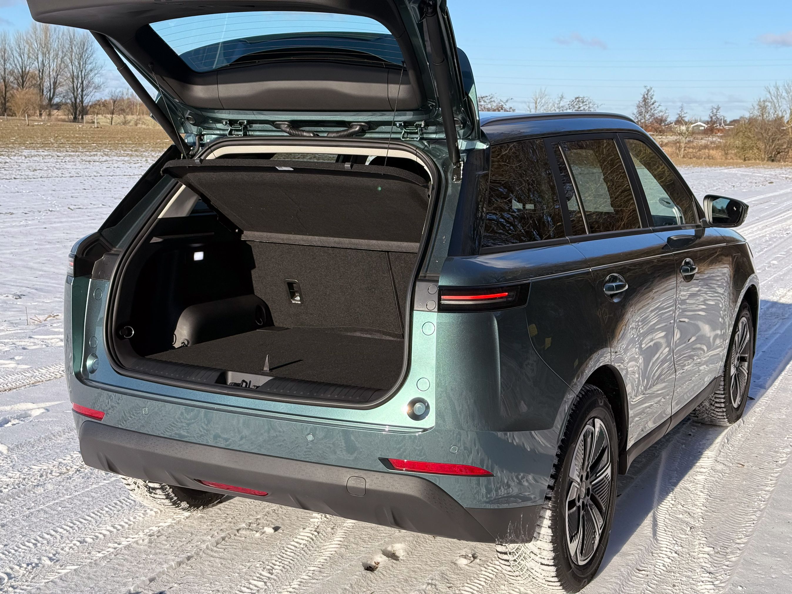 Jaecoo J5 EV set bagfra med bagklappen åben