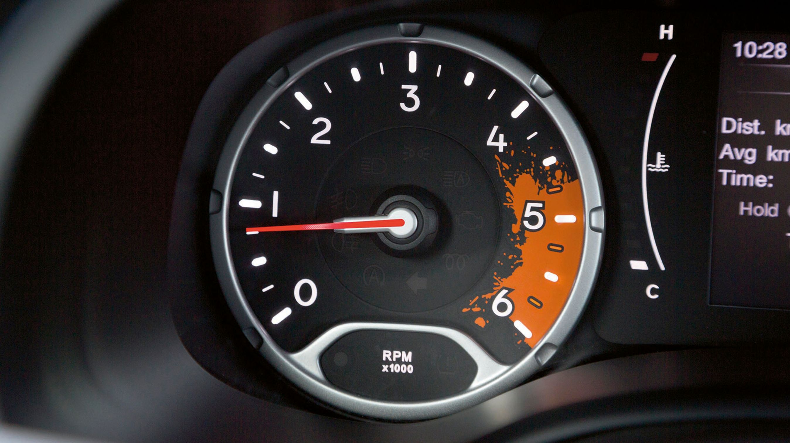 Omdrejningstælleren har fået en klat mudder, der, hvor der normalt skal være et rødt felt …