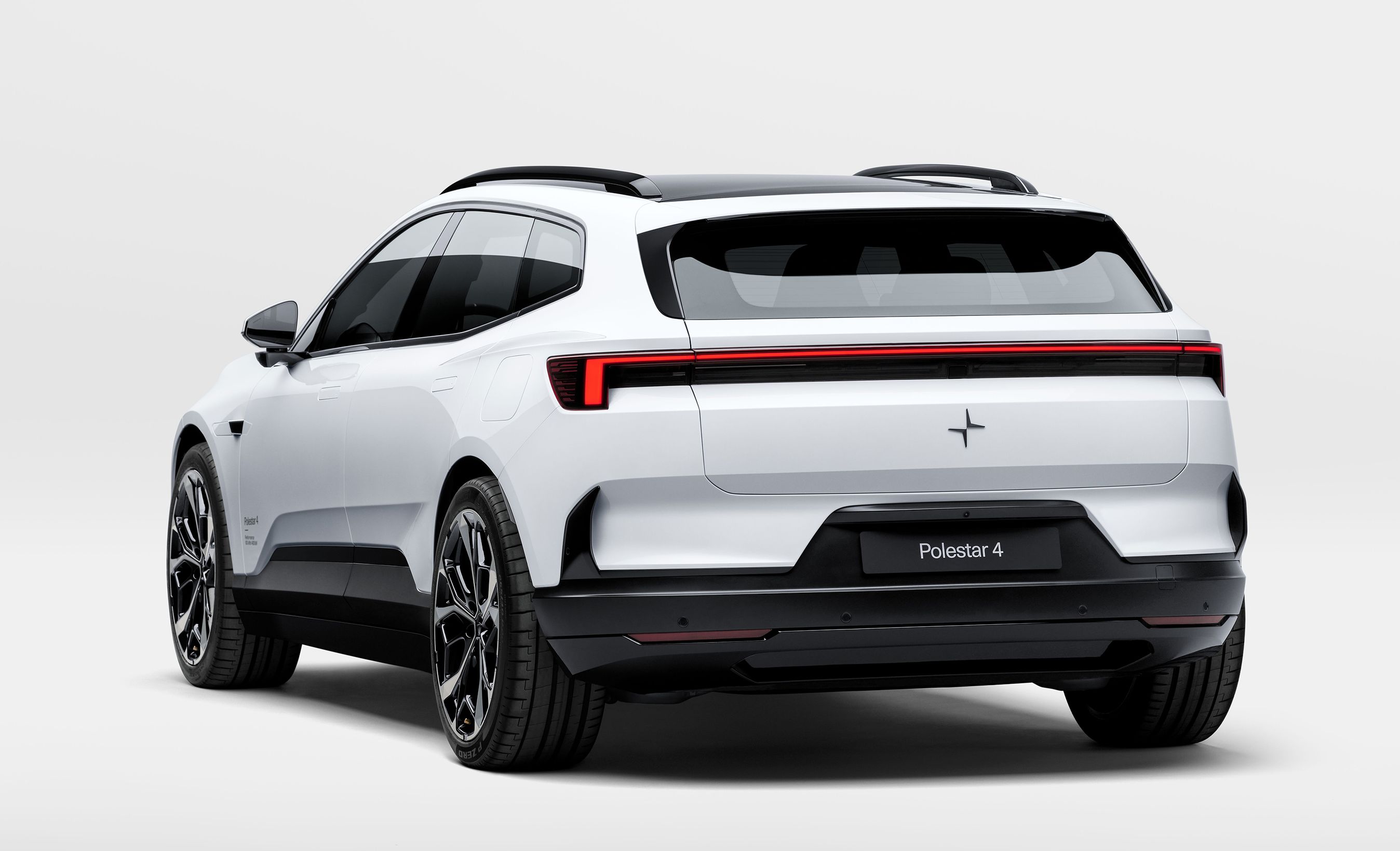 Hvid Polestar 4 SUV i studie bagfra.