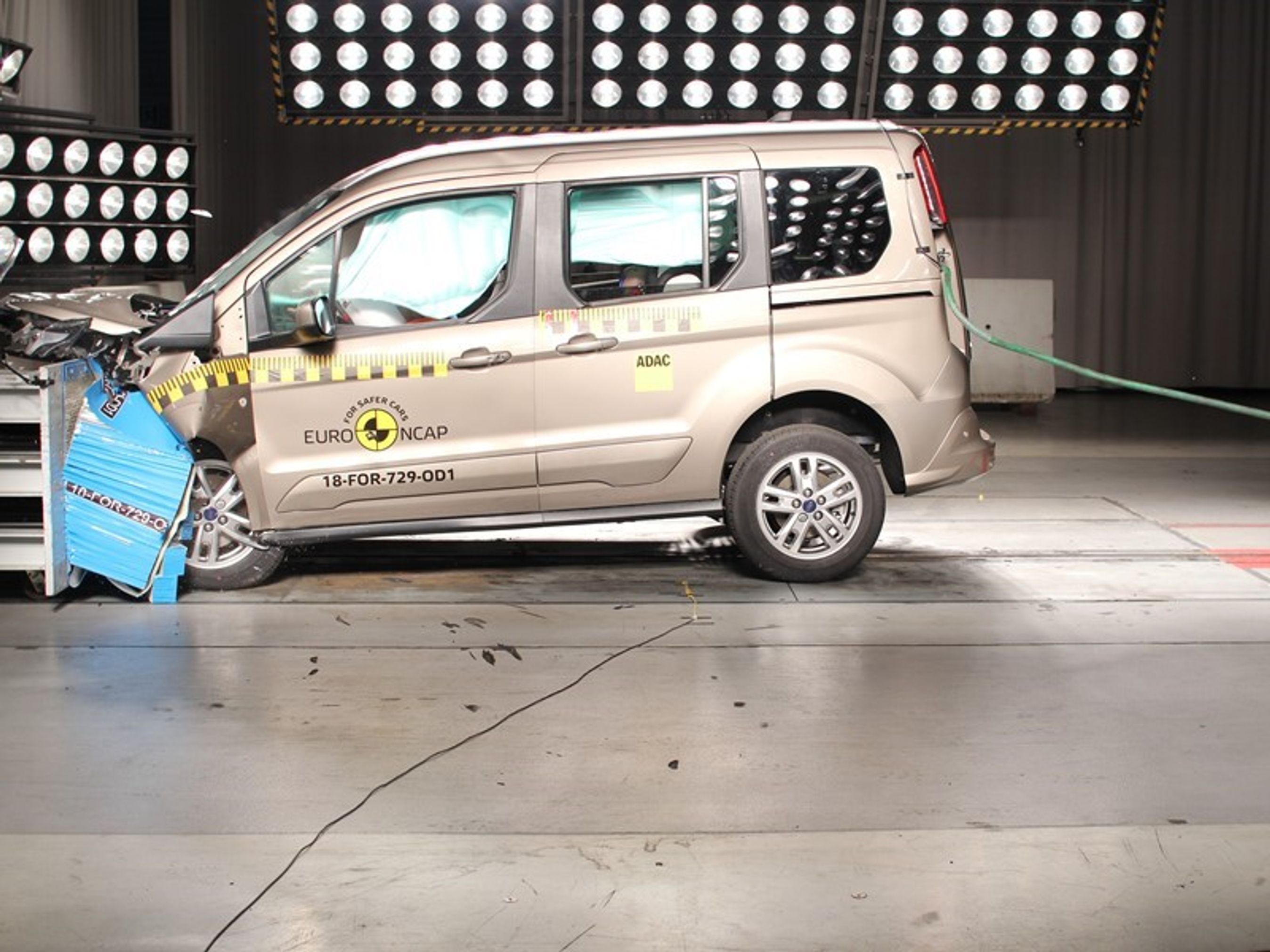 Ford Tourneo Connect klarer Euro NCAPs sikkerhedstest til fire stjerner. 