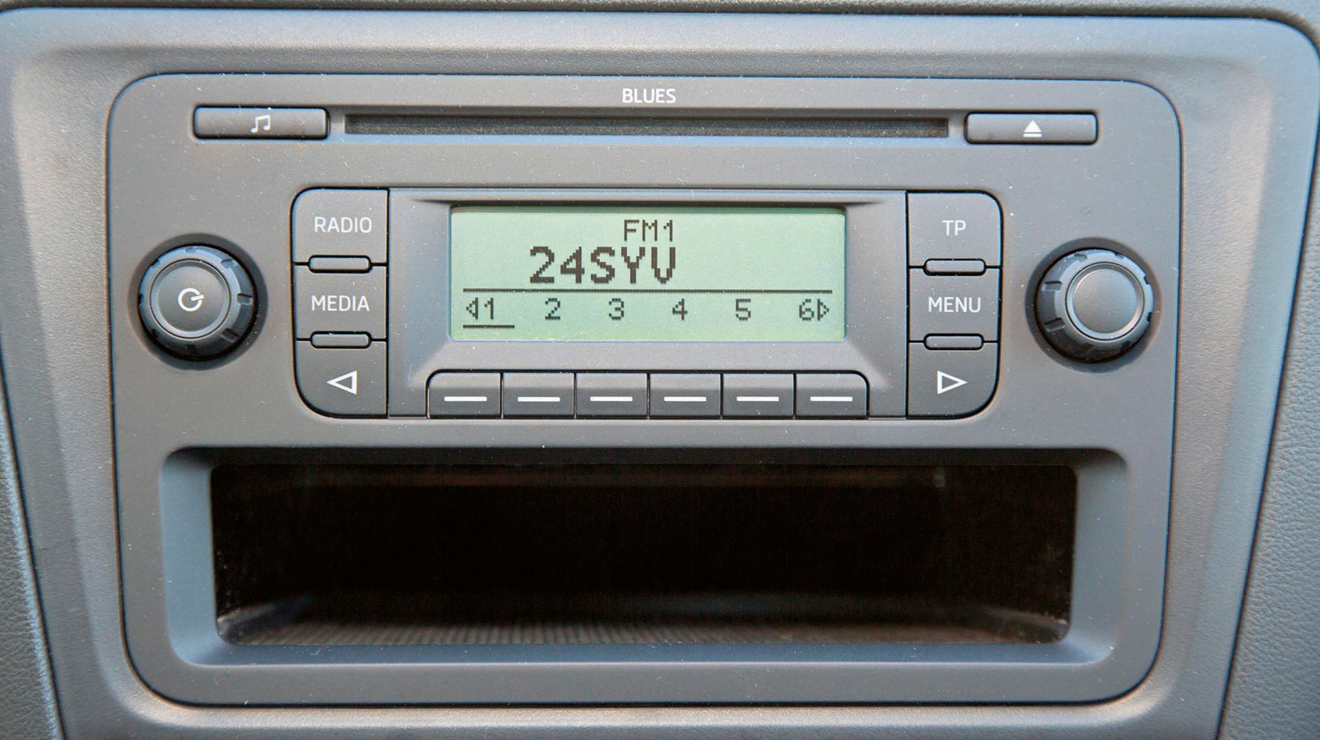 Radioen er desværre ikke forsynet med Bluetooth, og man kan derfor ikke tale håndfrit.