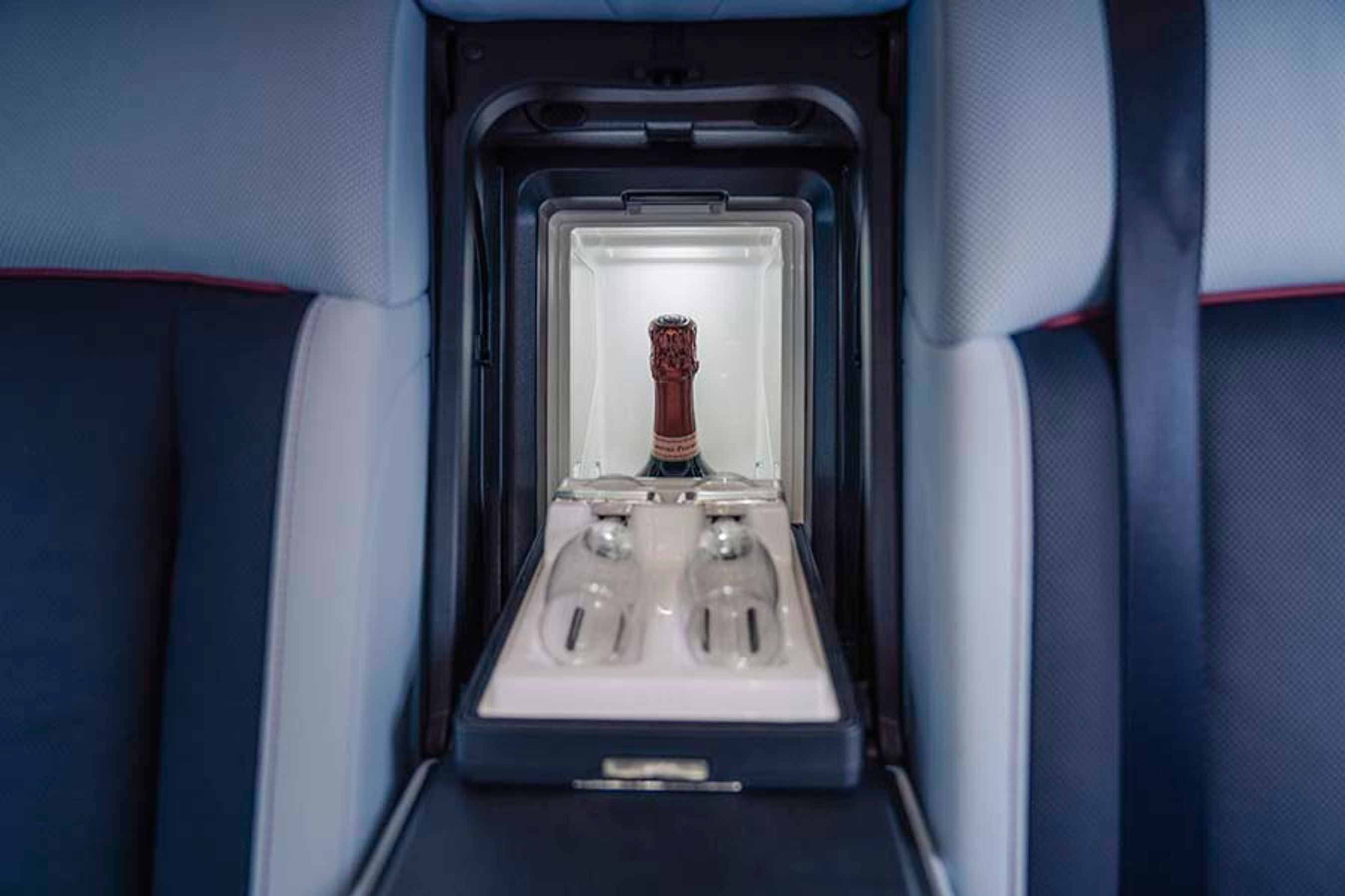 Champagnekøler med ægte Rolls-Royce-krystalglas er ekstraudstyr, og det hele er placeret bag midterarmlænet ved bagsædet.