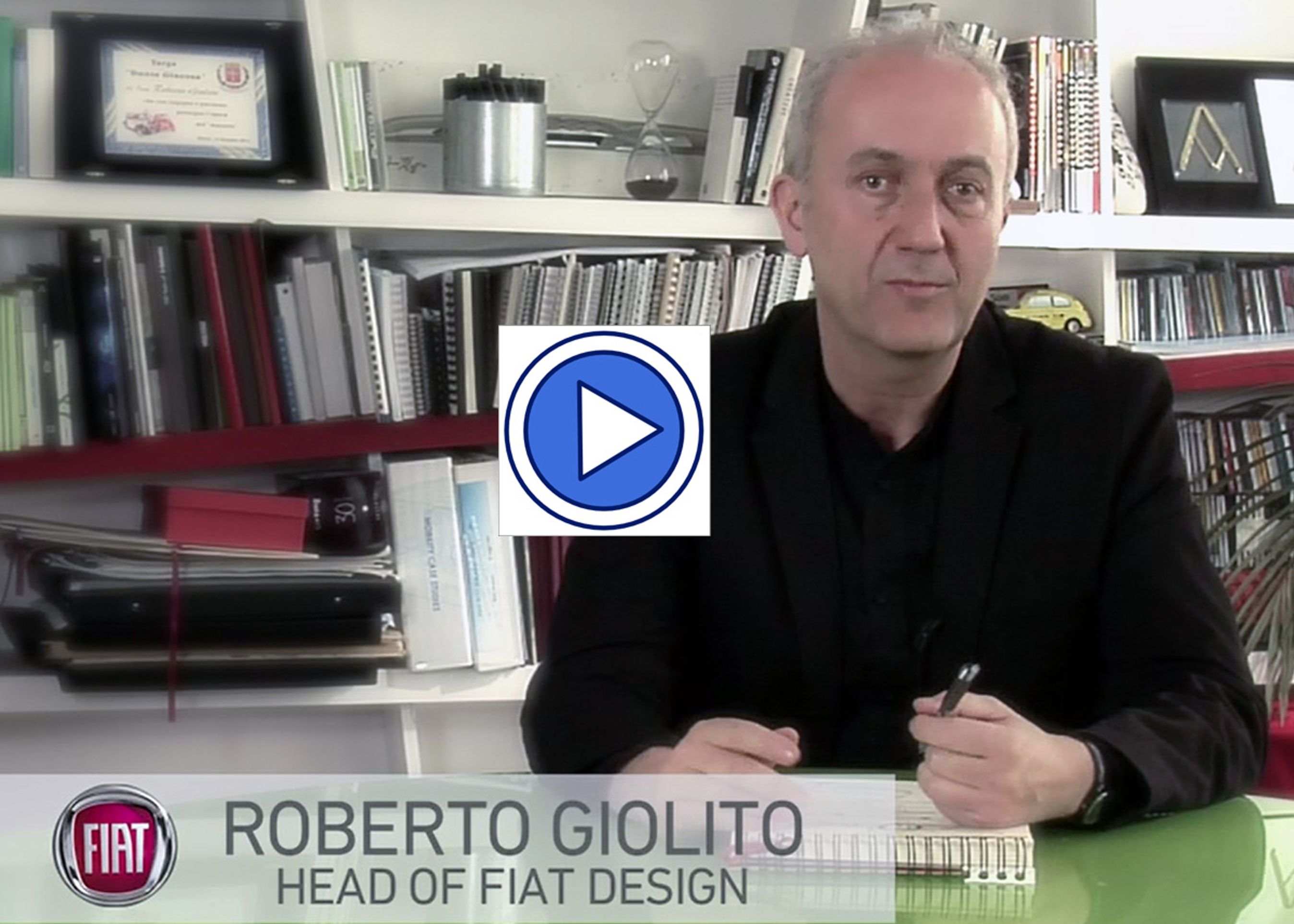 Fiats designchef Roberto Giolito viser i denne korte film, hvorledes linjerne i Fiat 500L har rødder tilbage til de historiske biler som Fiat 500 og Fiat Multipla. Der er også gode billeder inde fra bilen, hvor farver og indtræk varieres for at vise bilens mange muligheder  og så er det en sjov demonstration i en dygtig designers evne med en pen og et stykke papir.