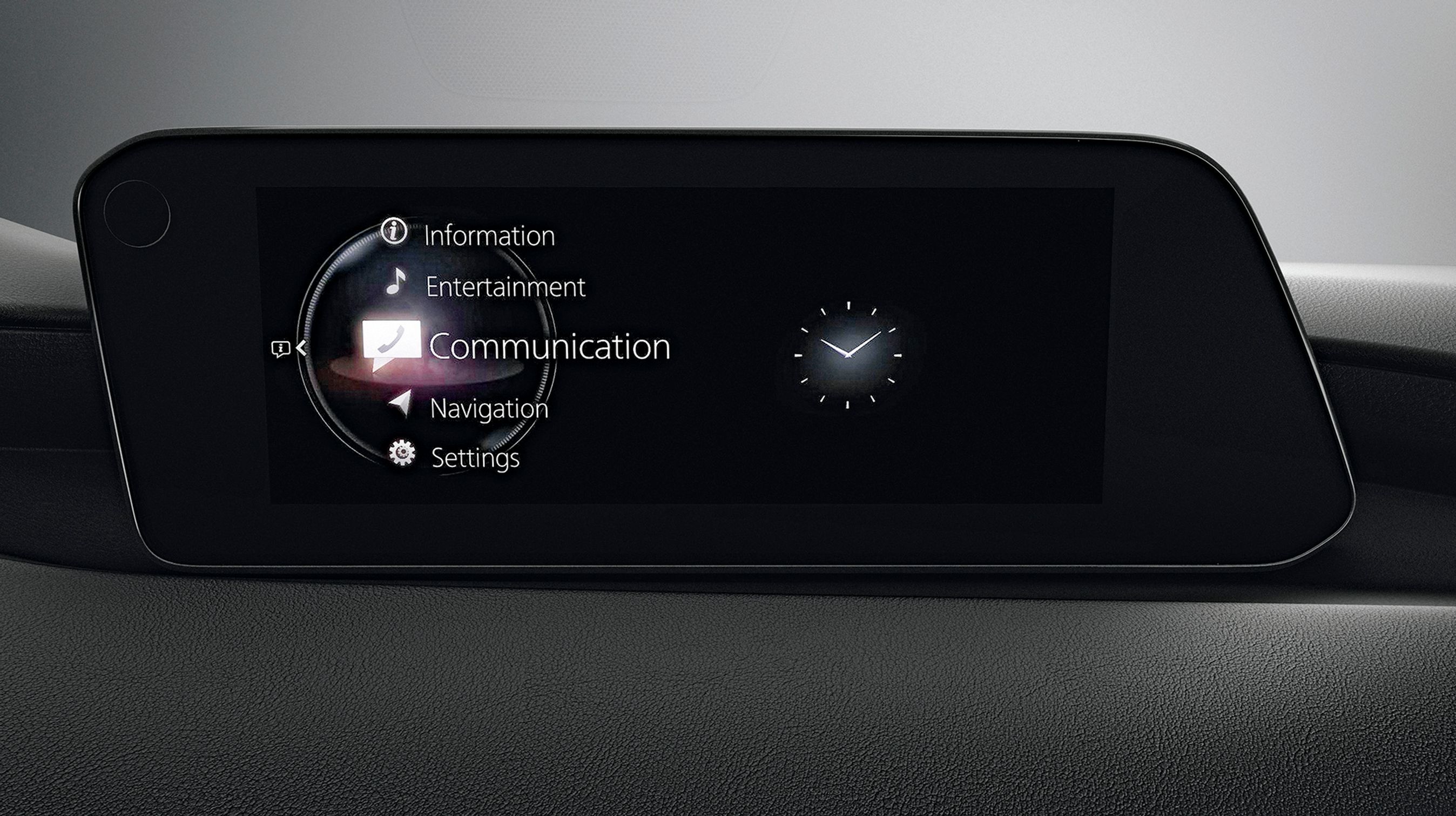 Skærmen på 8,8 tommer øverst på instrumentbordet styres udelukkende fra midterkonsollen. Ud over at være større end før, kan den vise to typer oplysninger på en gang.