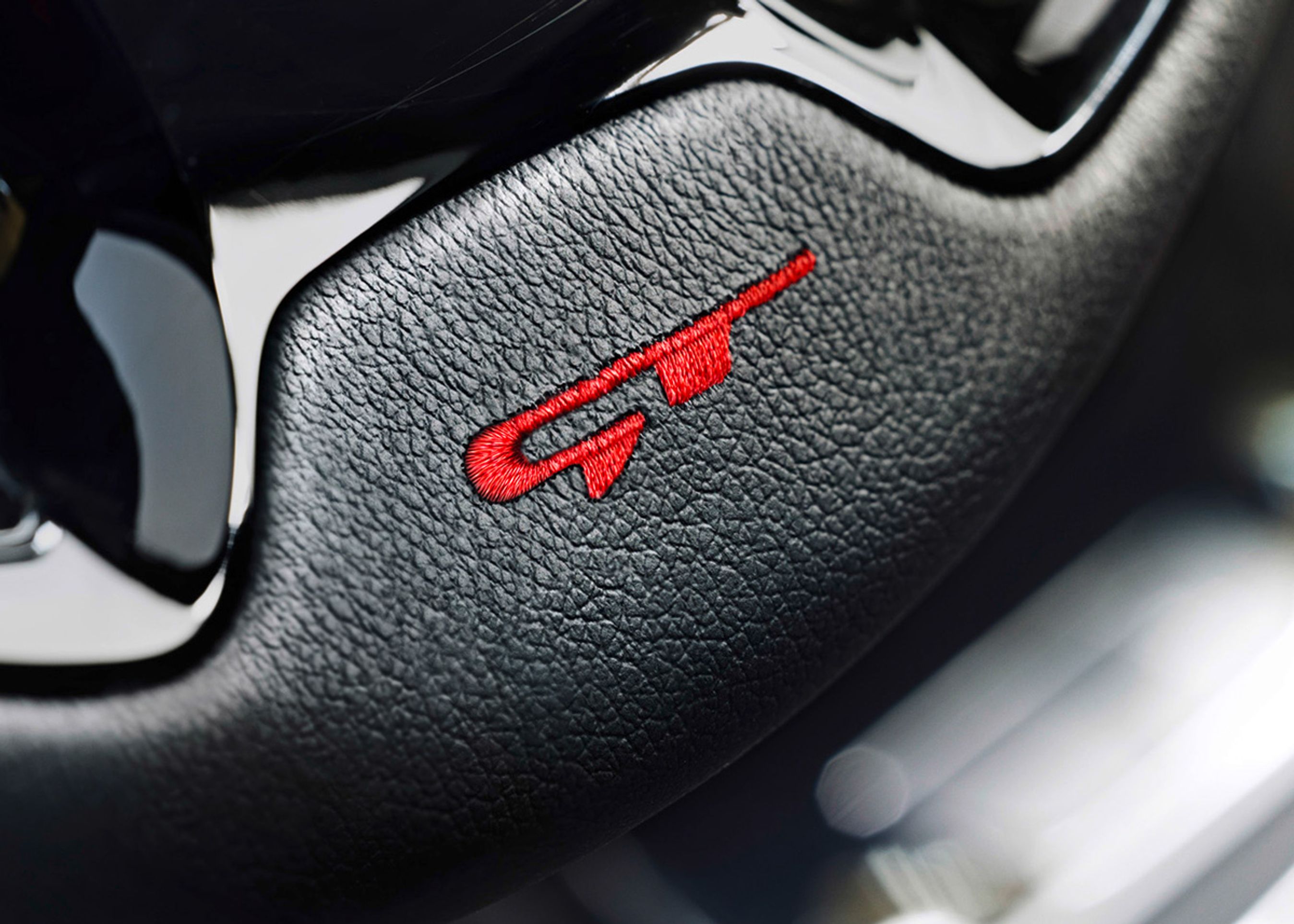 Der er også lidt ekstra pynt i kabinen - her GT-logo på ratkransen.