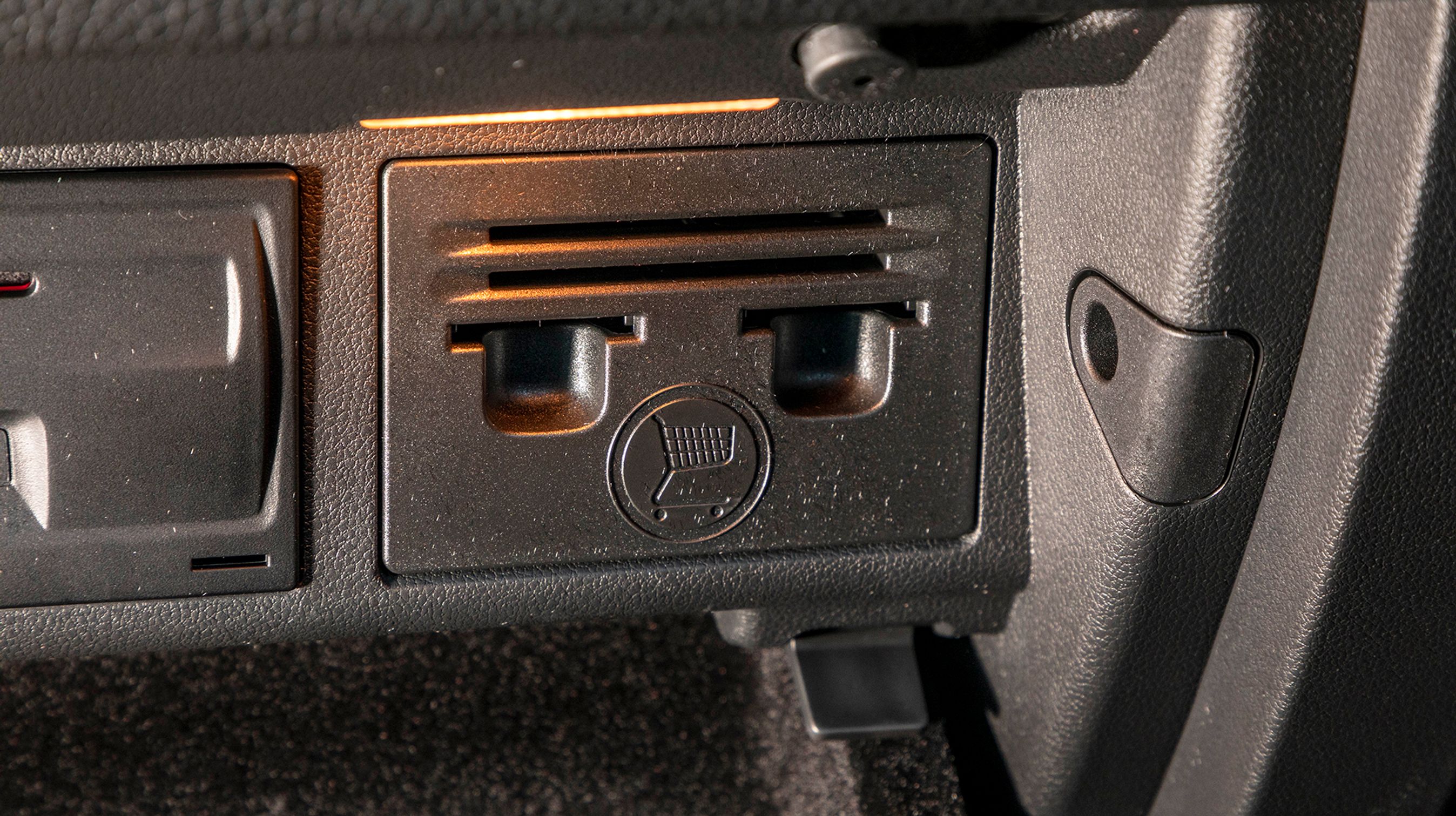 Der er også en kortholder lige under medieskærmen i midterkonsollen.