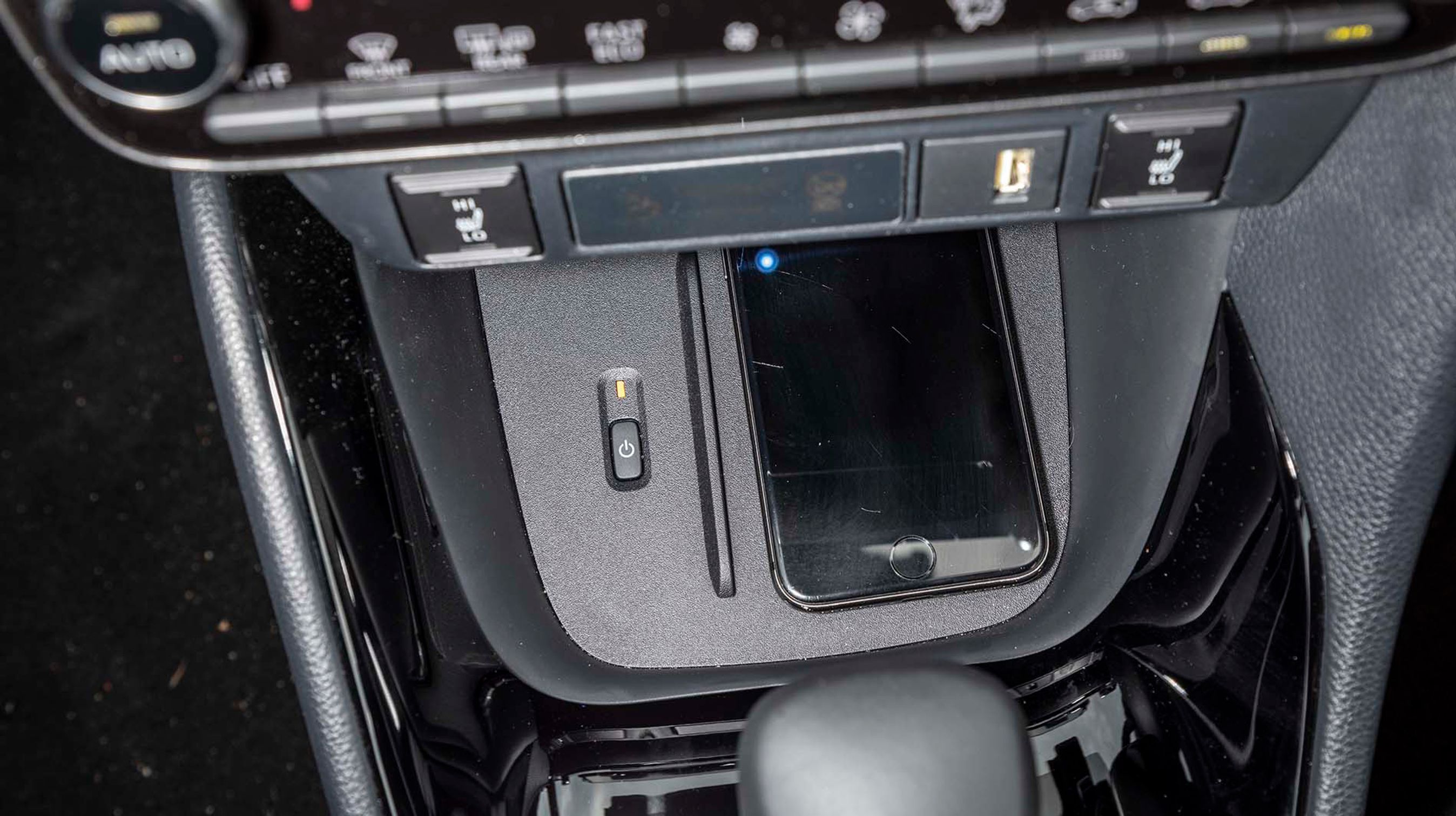 Foran gearstangen er der plads til mobiltelefonen. Man skal tilkøbe en særlig Smart-pakke til 12.500 kr. for at få trådløs opladning. I pakken medfølger headup-display, en 8”-skærm, flere højttalere og nøglefri låse.