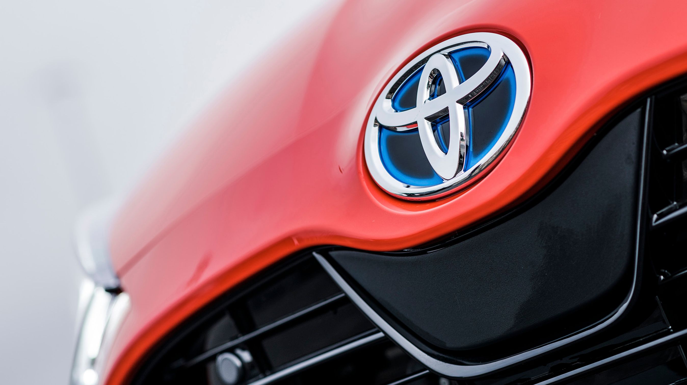 Yaris har fået et usædvanlig højt sikkerhedsniveau med blandt andet en radar i fronton (foto) og et kamera i forruden. Begge dele arbejder sammen med bl.a. nødbremse og fartpilot.