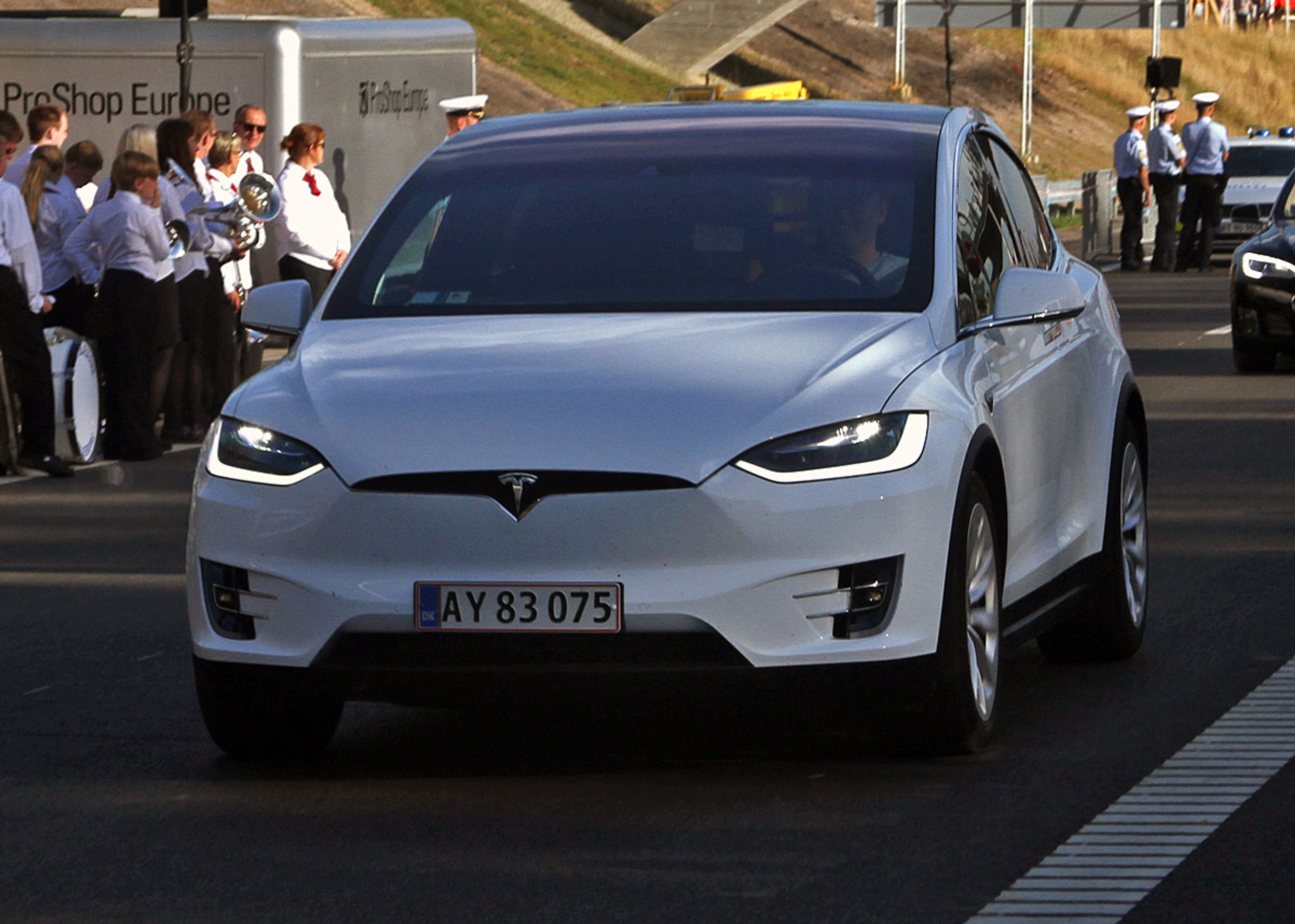 Den nye Tesla X kunne ses i omkring ti eksemplarer.