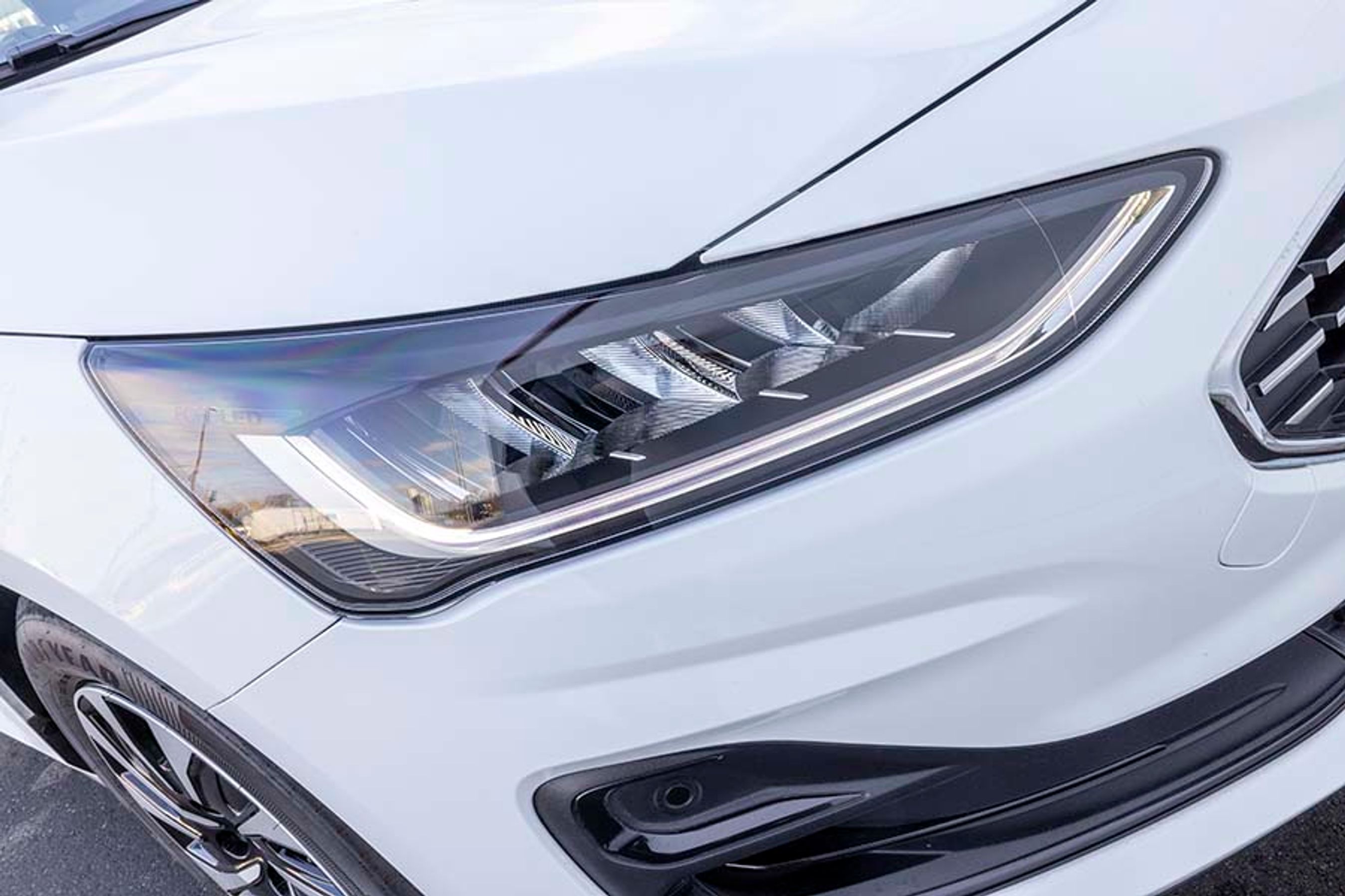 Forlygterne er altid af LED-typen med indbyggede tågelygter. Men man kan som her tilkøbe matrix-lygter for godt 17.000 kr., og de viste sig at være yderst effektive.