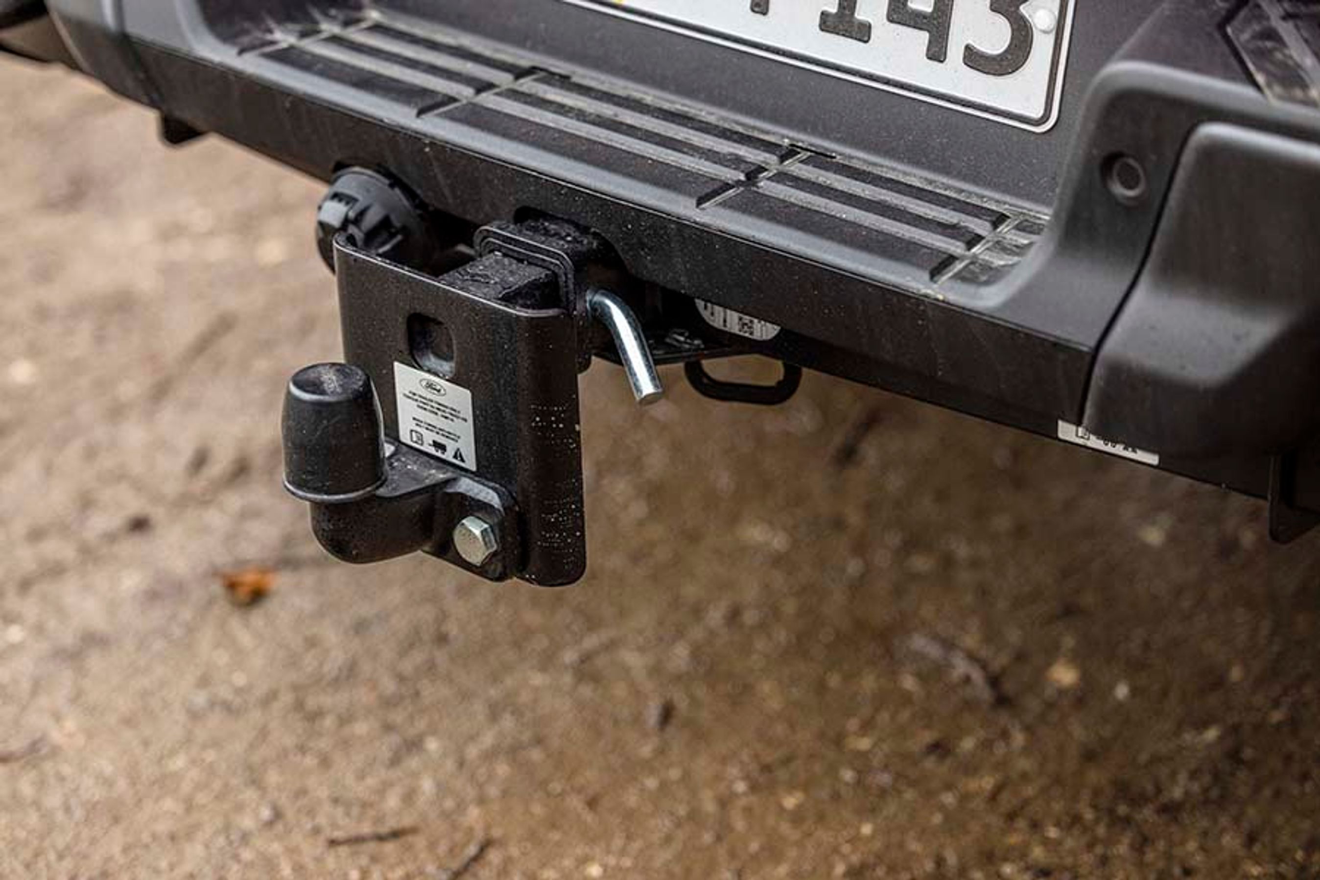 Ford Ranger Raptor må trække 2.500 kg på krogen. Selve anhængertrækket kan let afmonteres, så det ikke sidder i vejen ved terrænkørsel.