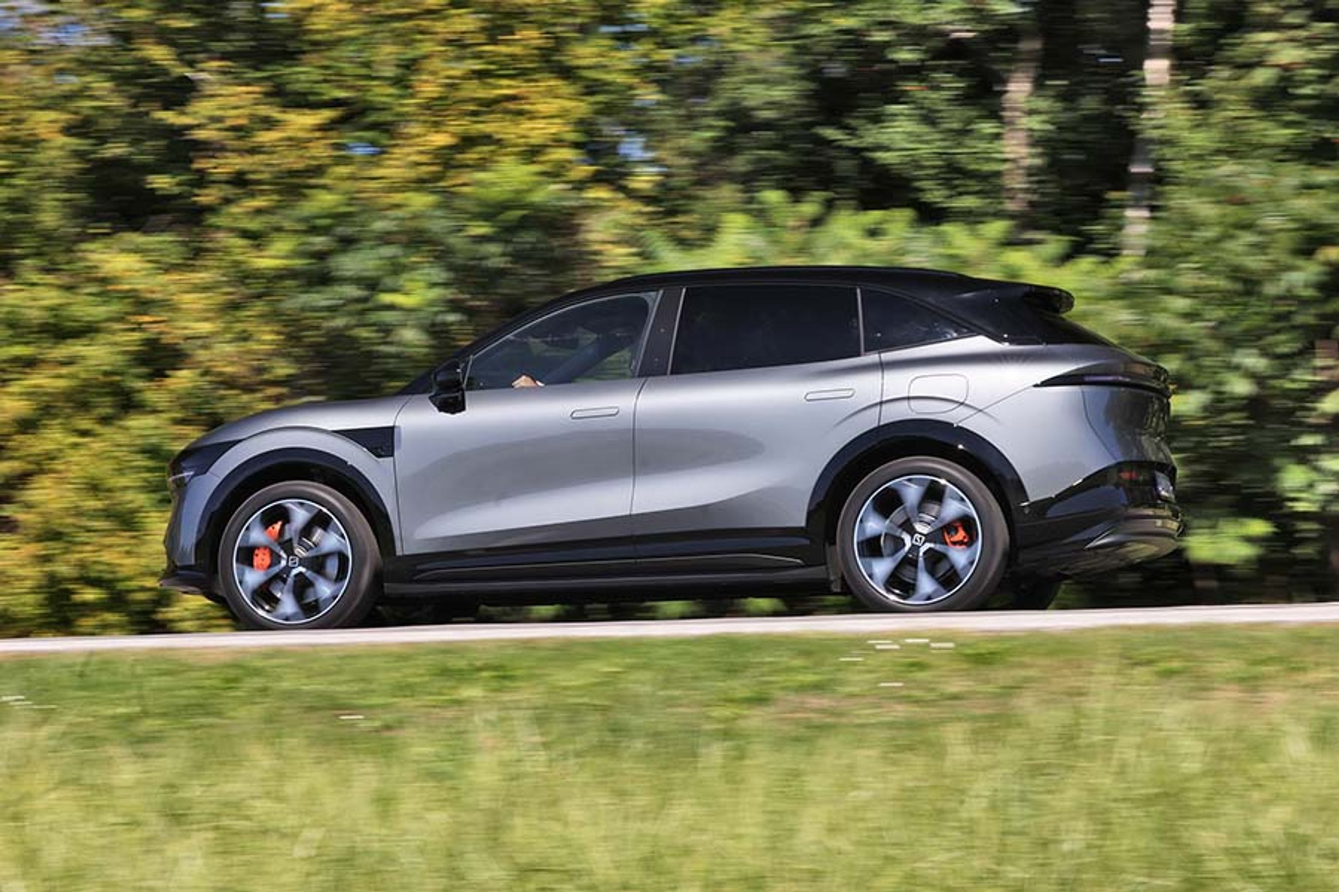 Med en længde på knap 4,8 meter og en akselafstand på 2,9 meter er der god plads – især på bagsædet.