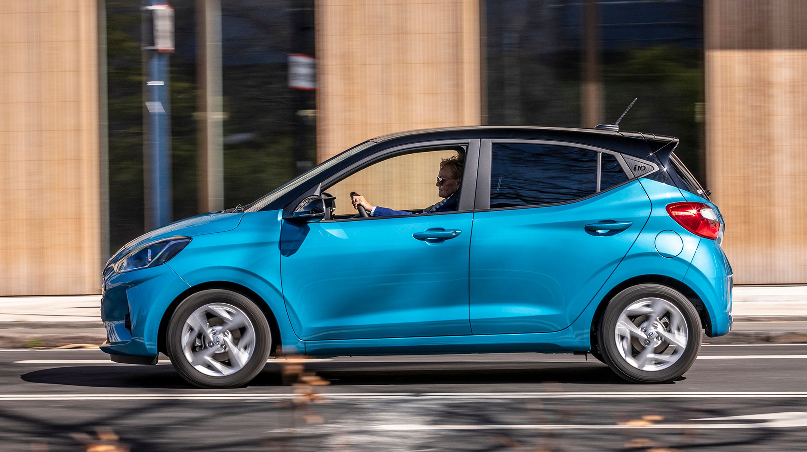 Hyundai i10 fås kun i en karrosseriversion med fem døre, og der er også kun én motor til modellen. Men udstyret kan varieres efter behov.
