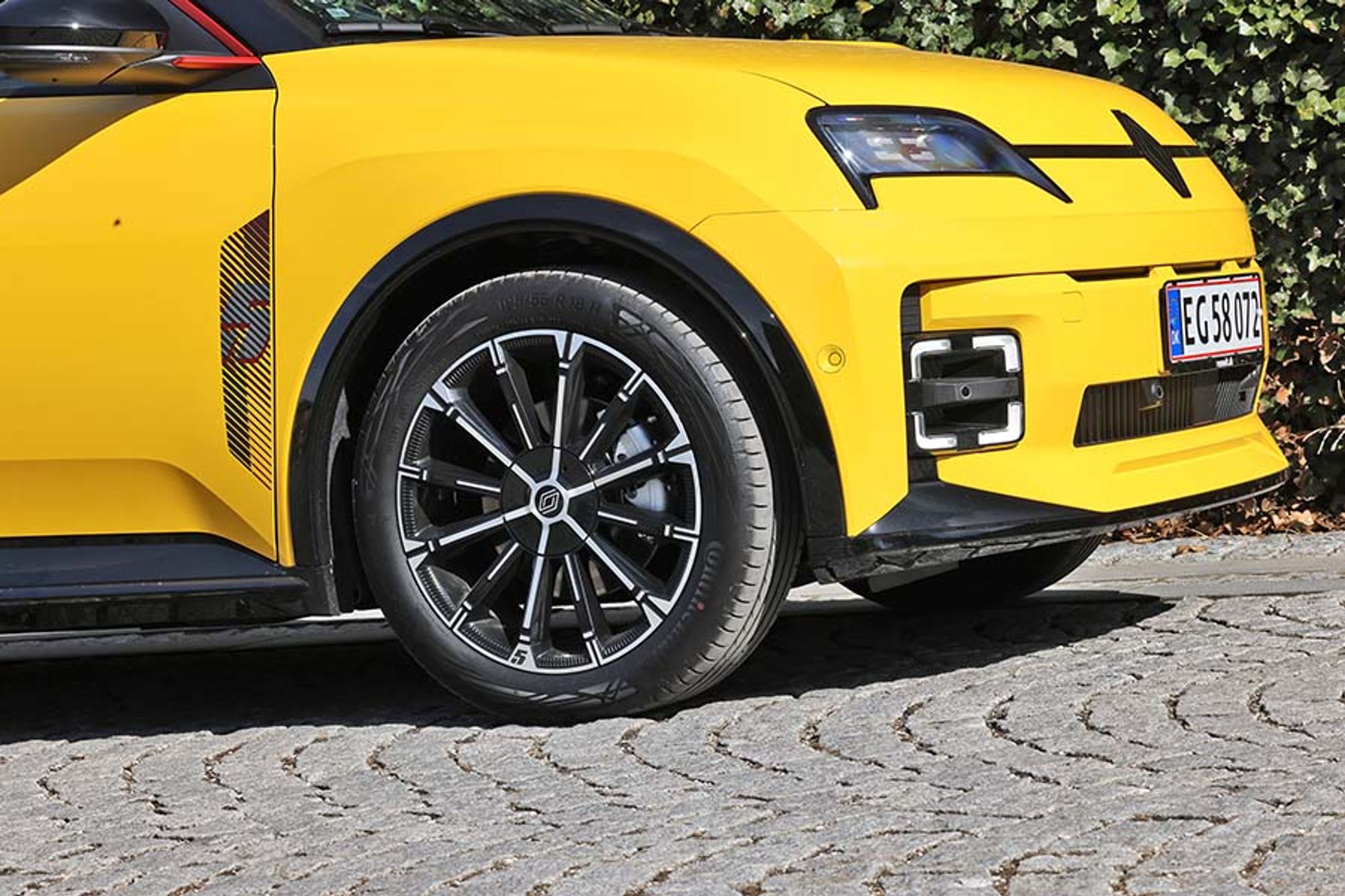 Alle udgaver af Renault 5 kører på samme dækstørrelse på 18”-fælge.