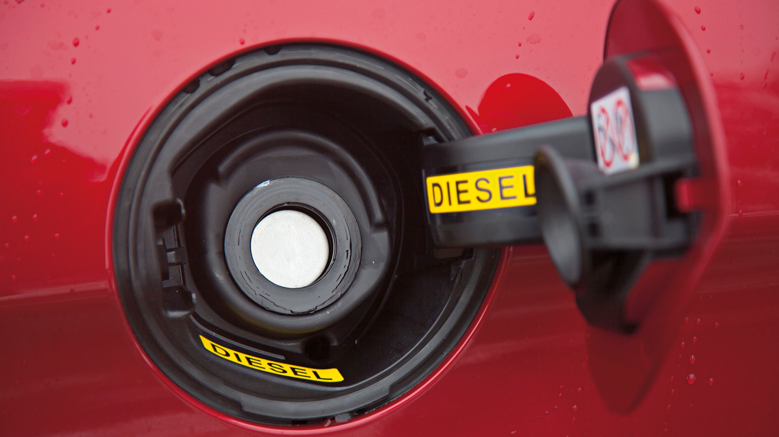 C4 har ikke et egentligt brændstofdæksel. Åbn klappen, så kan du tanke uden at blive beskidt.