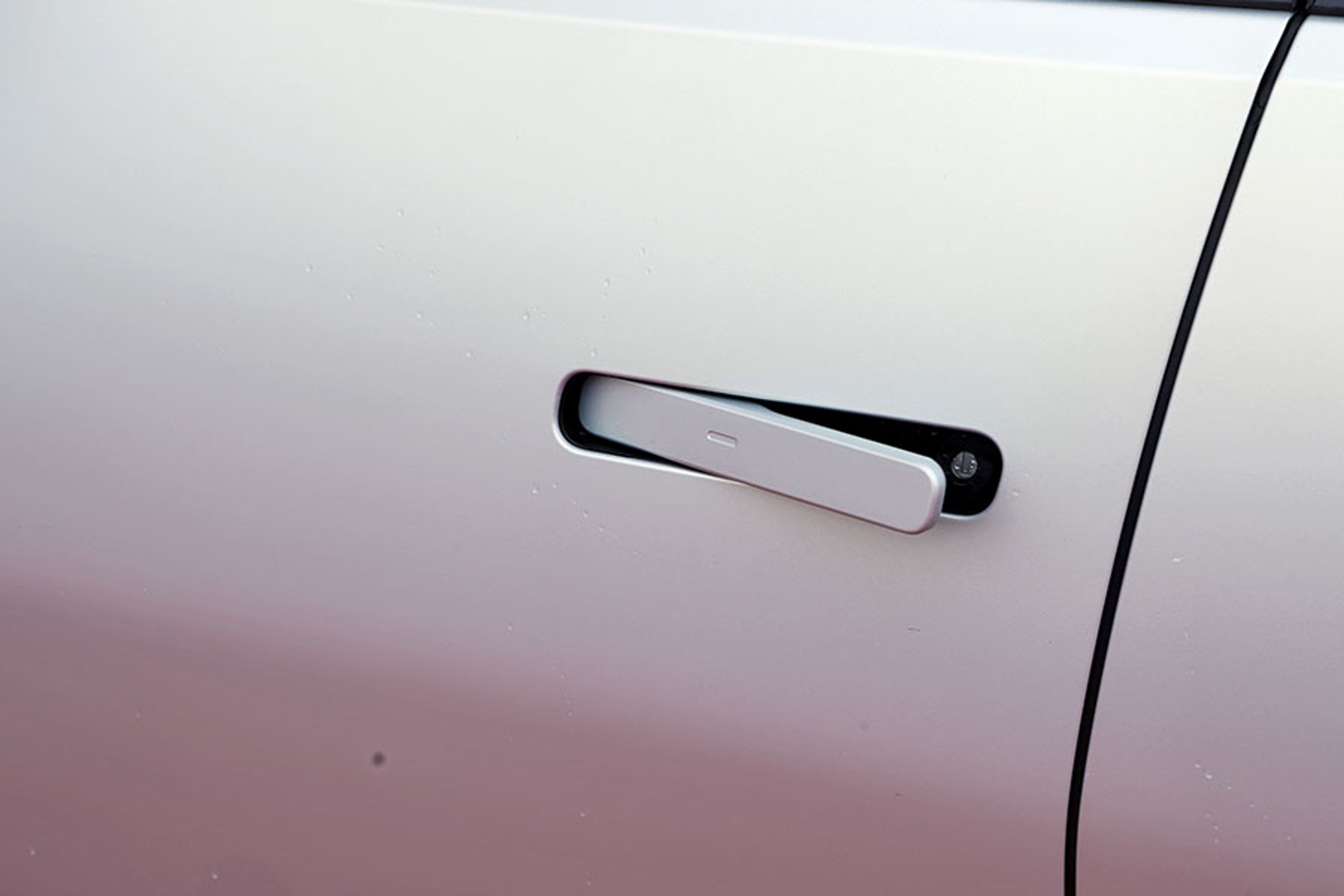 Dørhåndtagene vipper ud, når man nærmer sig bilen med nøglen i lommen, og det fungerer fint. Mere besværligt bliver det, hvis man har efterladt nøglen i bilen. Så skal man med to hænder lirke håndtagen op. Det er set meget bedre i mange andre biler.