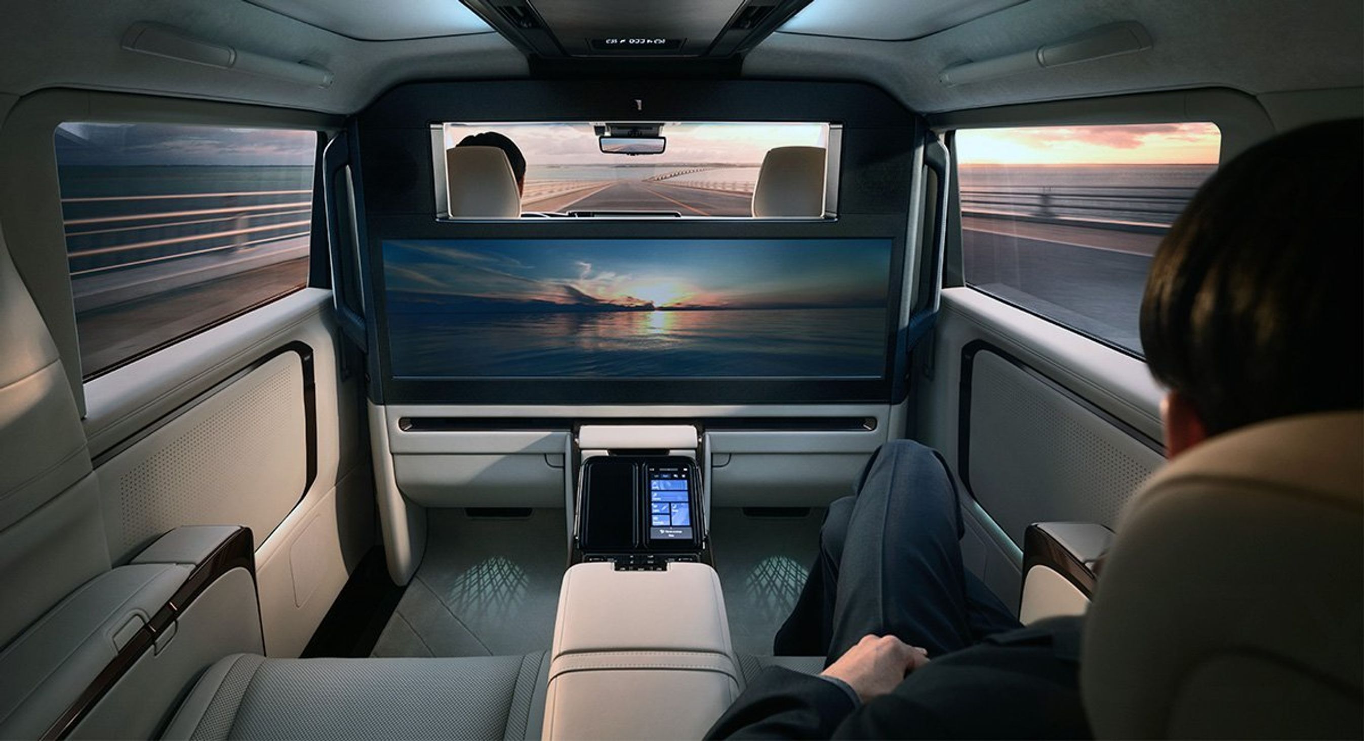 Lexus LM har glaslukning mellelem passager- og førerkabine.