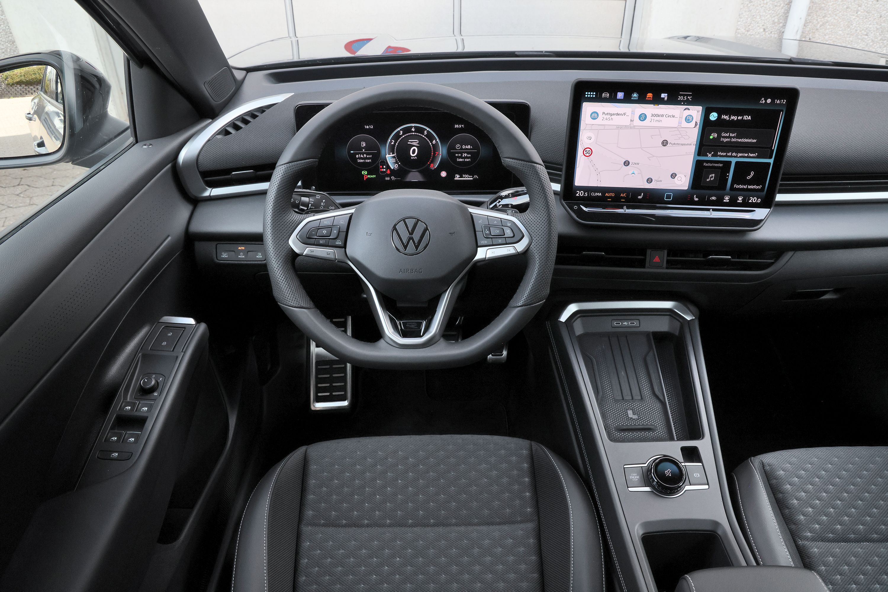 Kabinen i VW T-Roc 1.5 eTSI R-Line fra 2026. 
