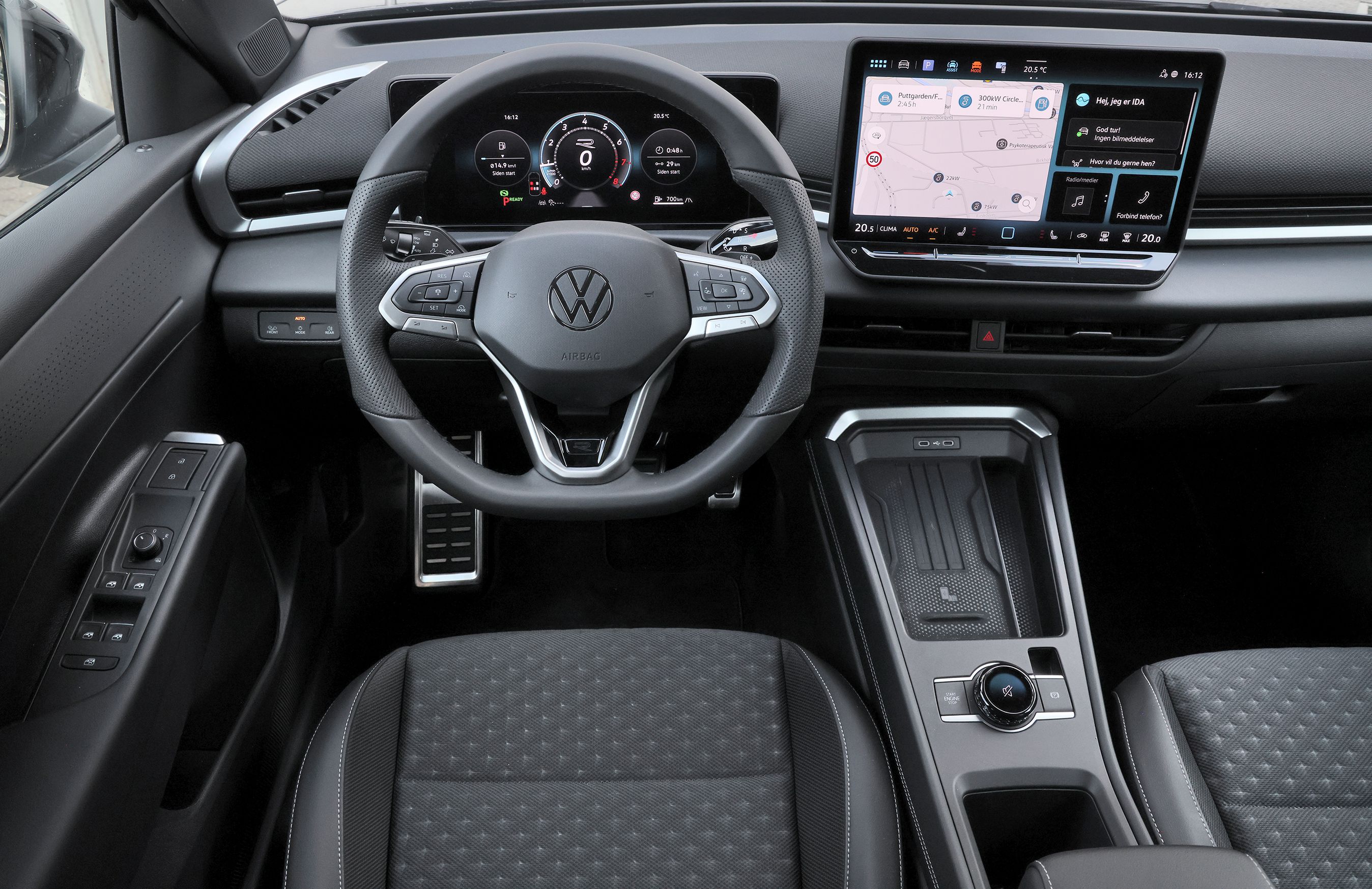 Kabinen i VW T-Roc 1.5 eTSI R-Line fra 2026.