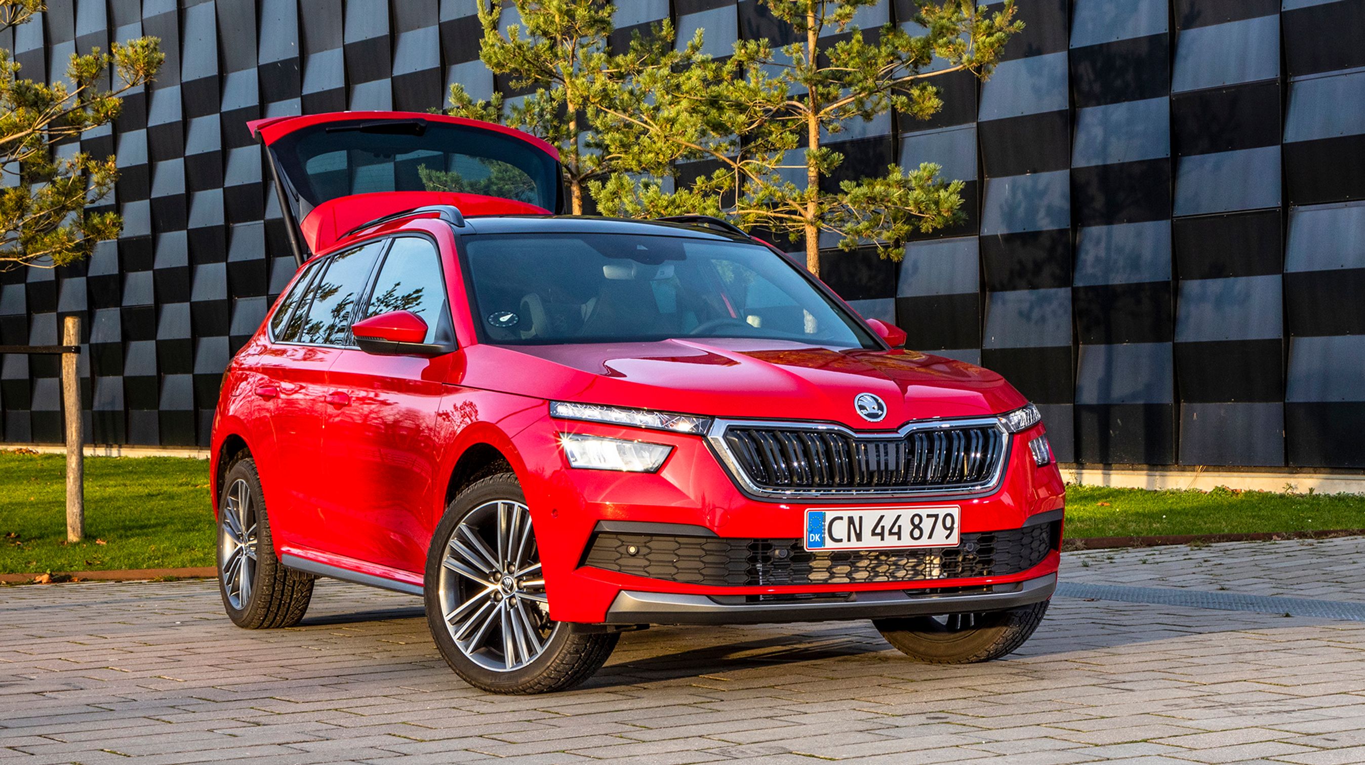 Vi er generelt meget positive overfor Skoda Kamiqs egenskaber, men prisen er i den høje ende, og det trækker ned i den samlede vurdering. Men er det ikke et problem, er Kamiq en oplagt bil for hele familien.