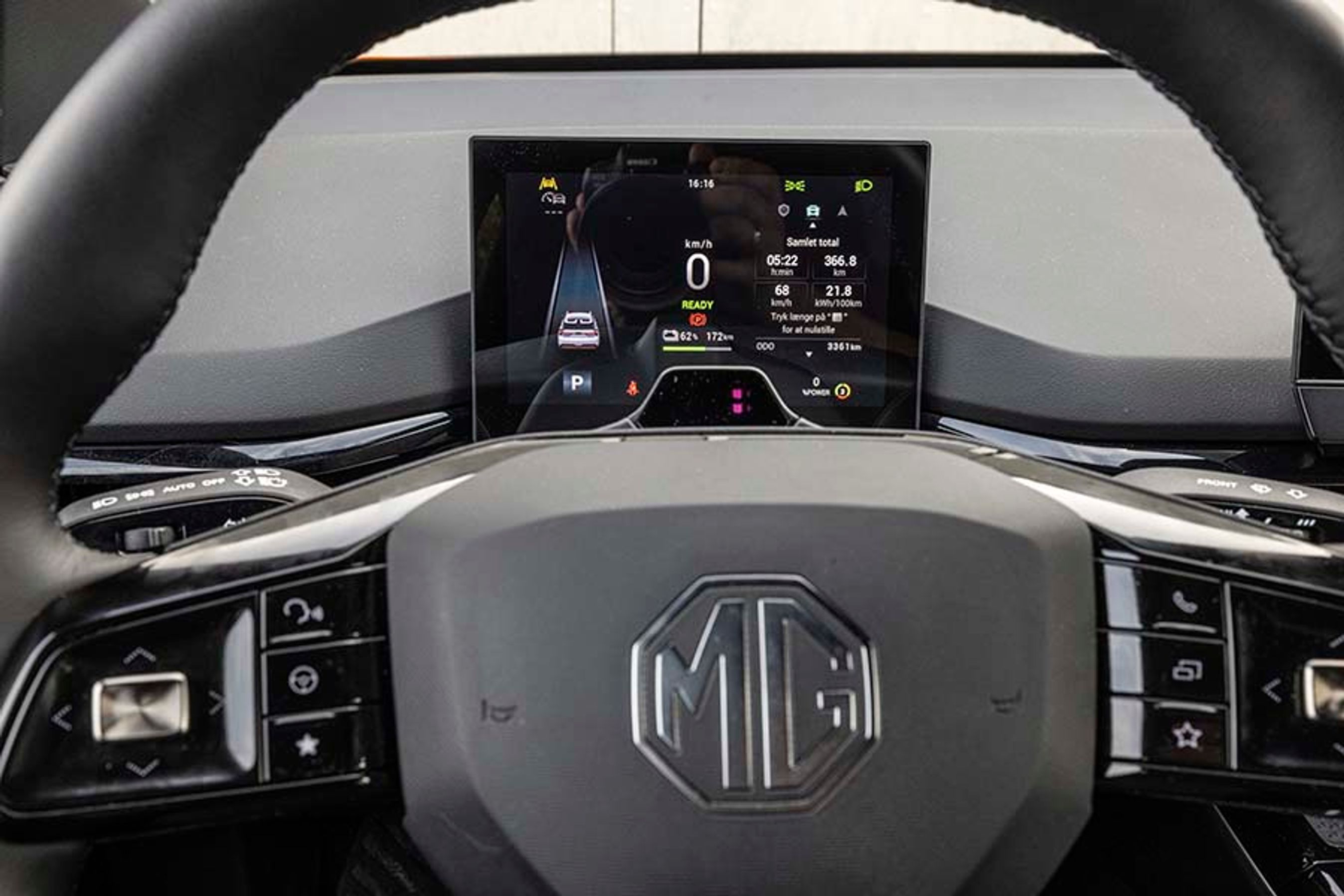 Der er mulighed for at få vist mange data, men mange af tallene er meget små og svære at læse, når synet driller. Især bilens rækkevidde er vist med for lille skrifttype.