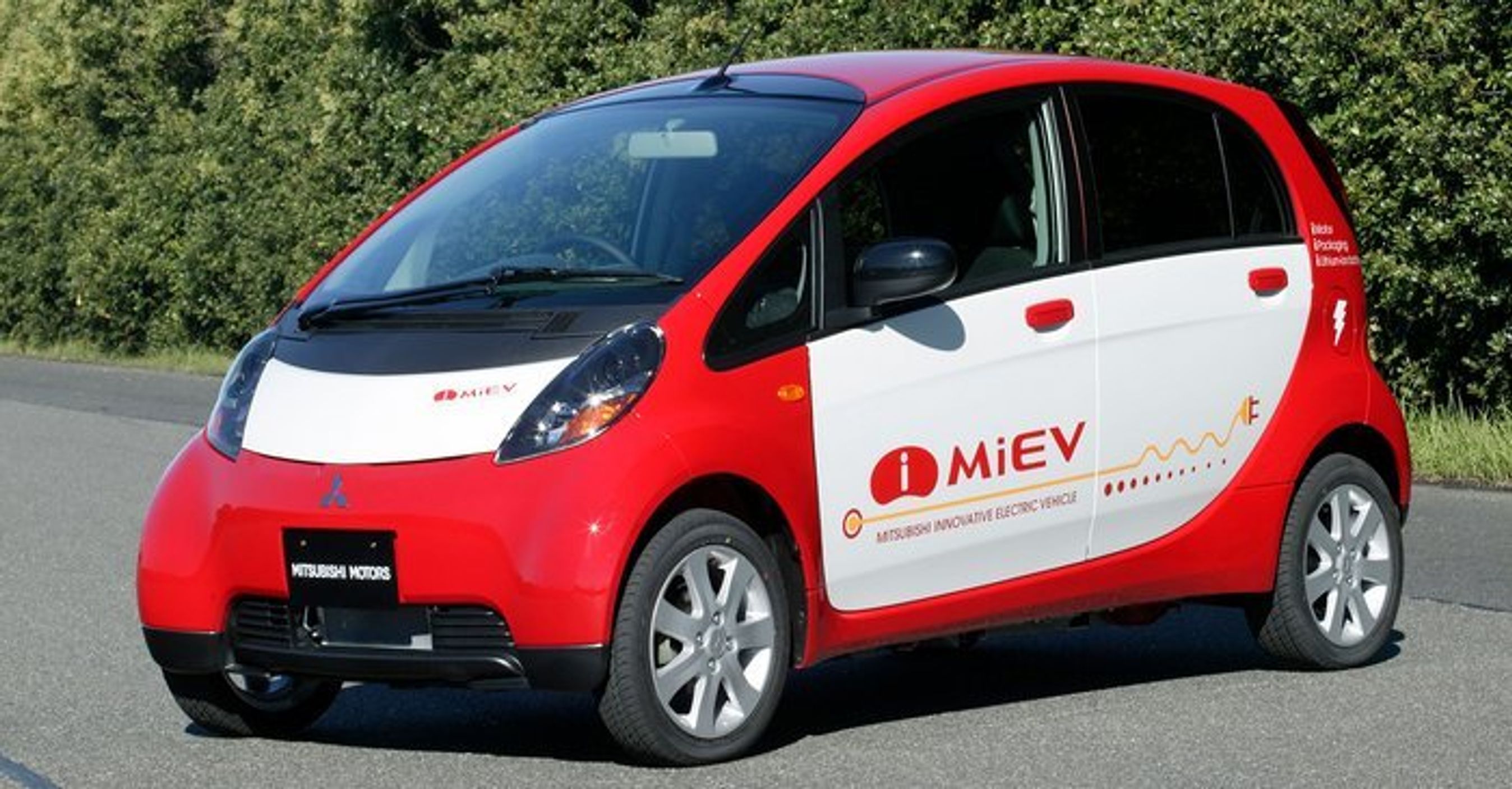 Da Mitsubishi Imiev kom i 2010 var den første moderne elbil. Via den bageste ladeport kan bilen DC-lades med chademo-stik.