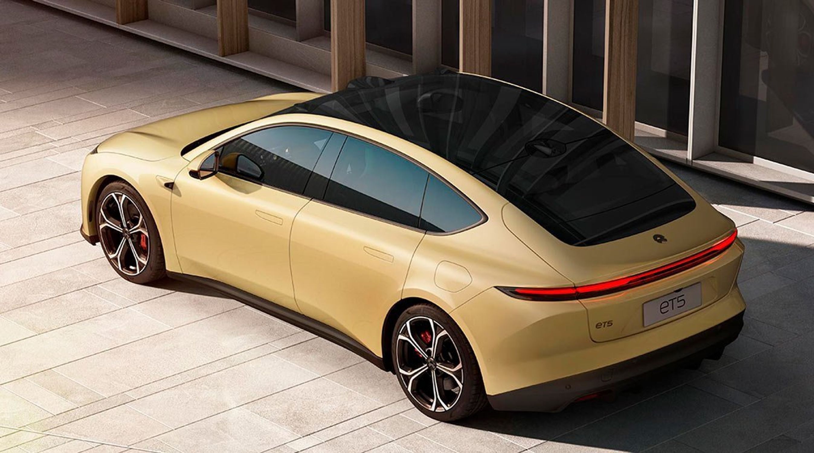 Nio ET5 er en femdørs hatchback. med rene og elegante linjer.