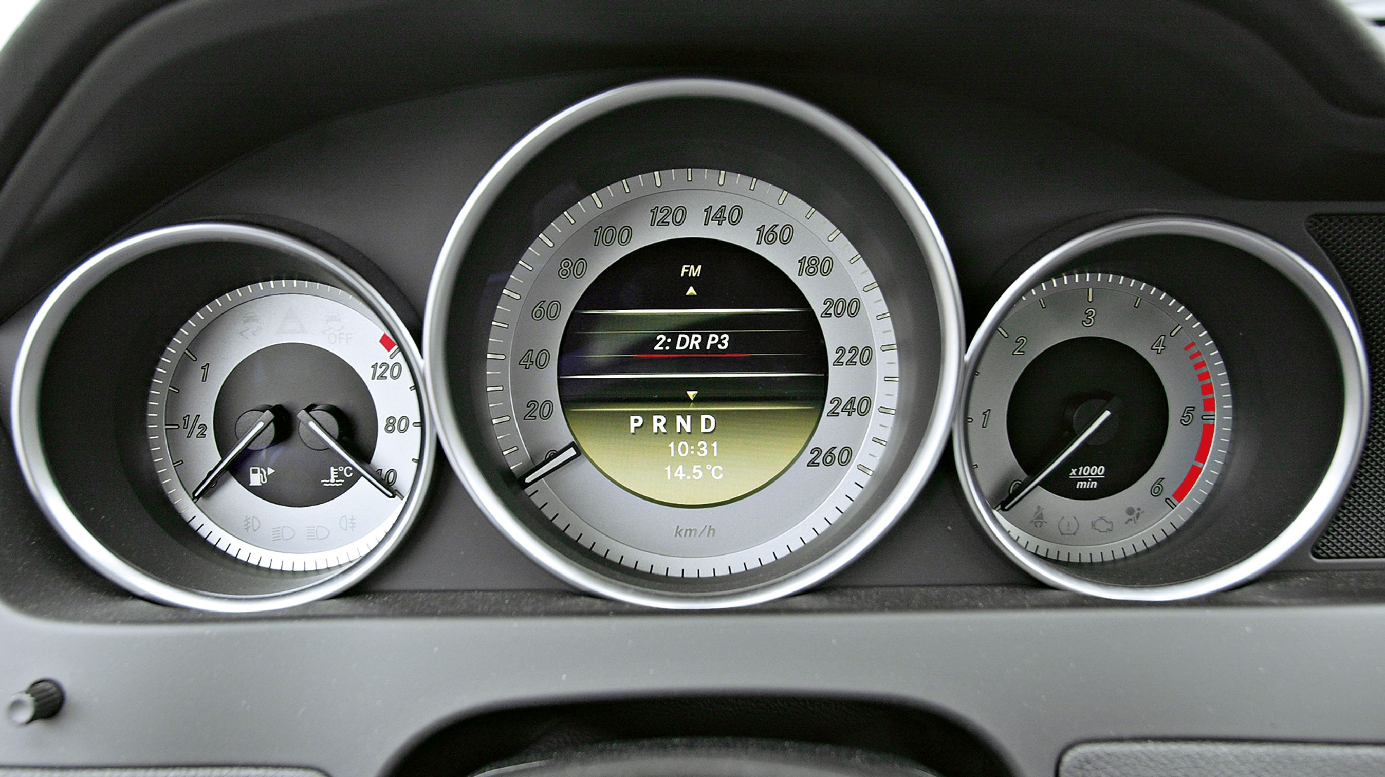 Så flot kan det gøres. Den store skærm i midten fungerer som multidisplay for alt lige fra radio til kørecomputer og eventuelt navigationsanlæg. Alle tekster er på dansk.