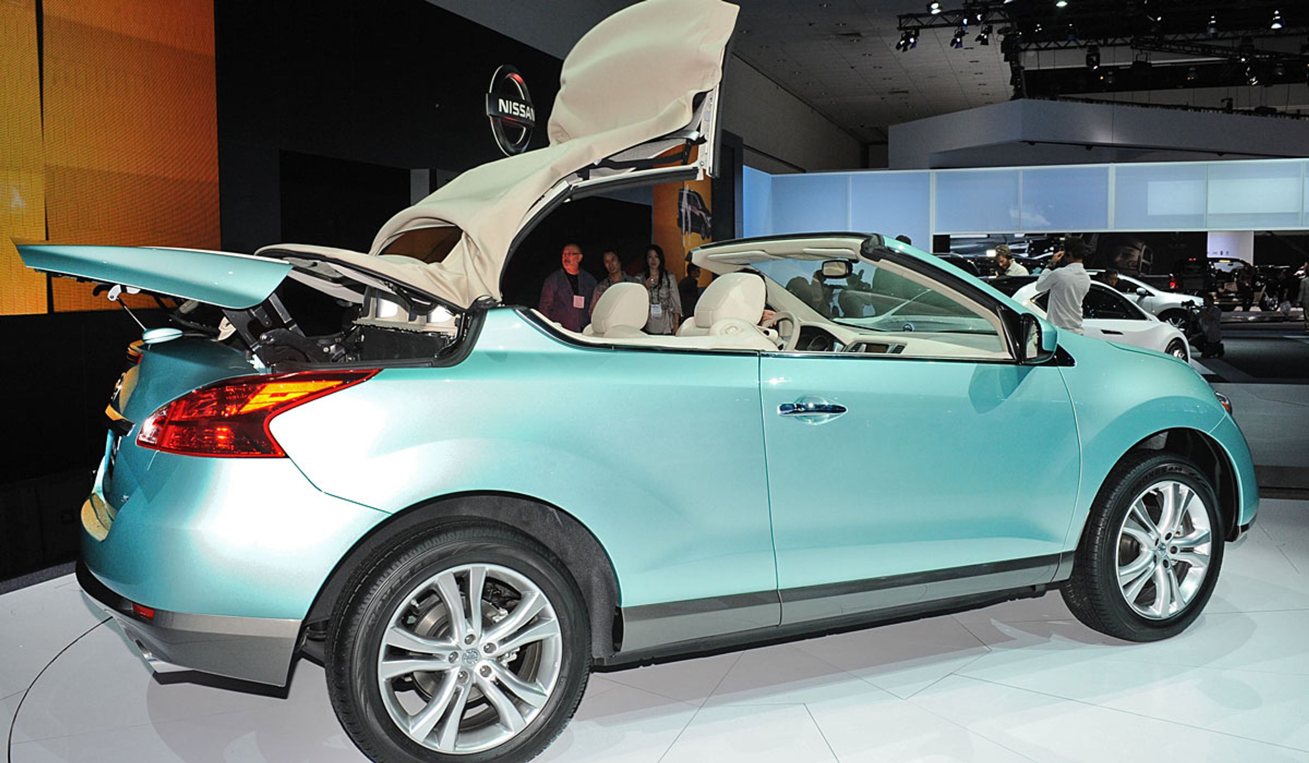 Murano har både firehjulstræk og stofkaleche.