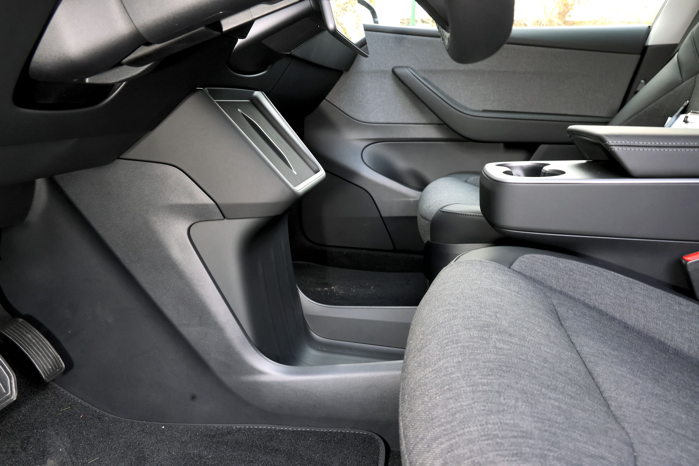 Midterkonsol ved førerpladsen i en Tesla Model Y