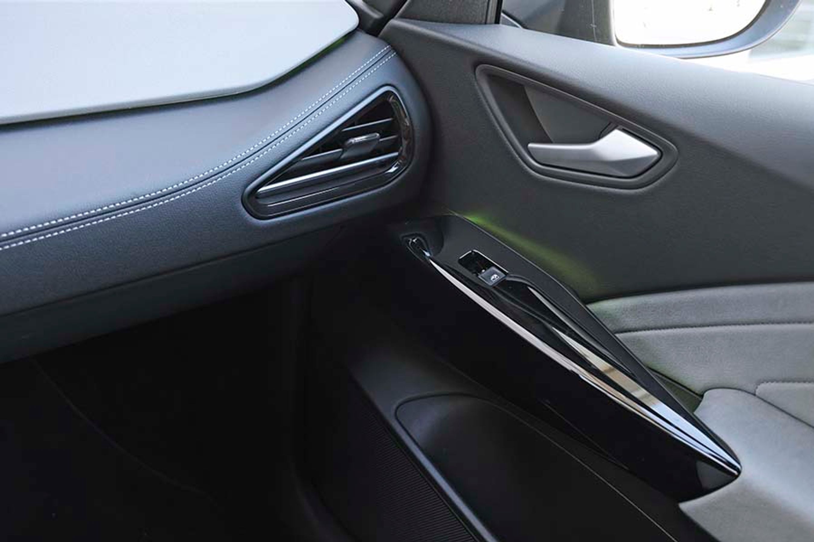 Både på døren og instrumentbordet er kvaliteten af materialerne løftet markant. Det var også tiltrængt, da ID.3 var lidt plastikagtig i forhold til en VW Golf.