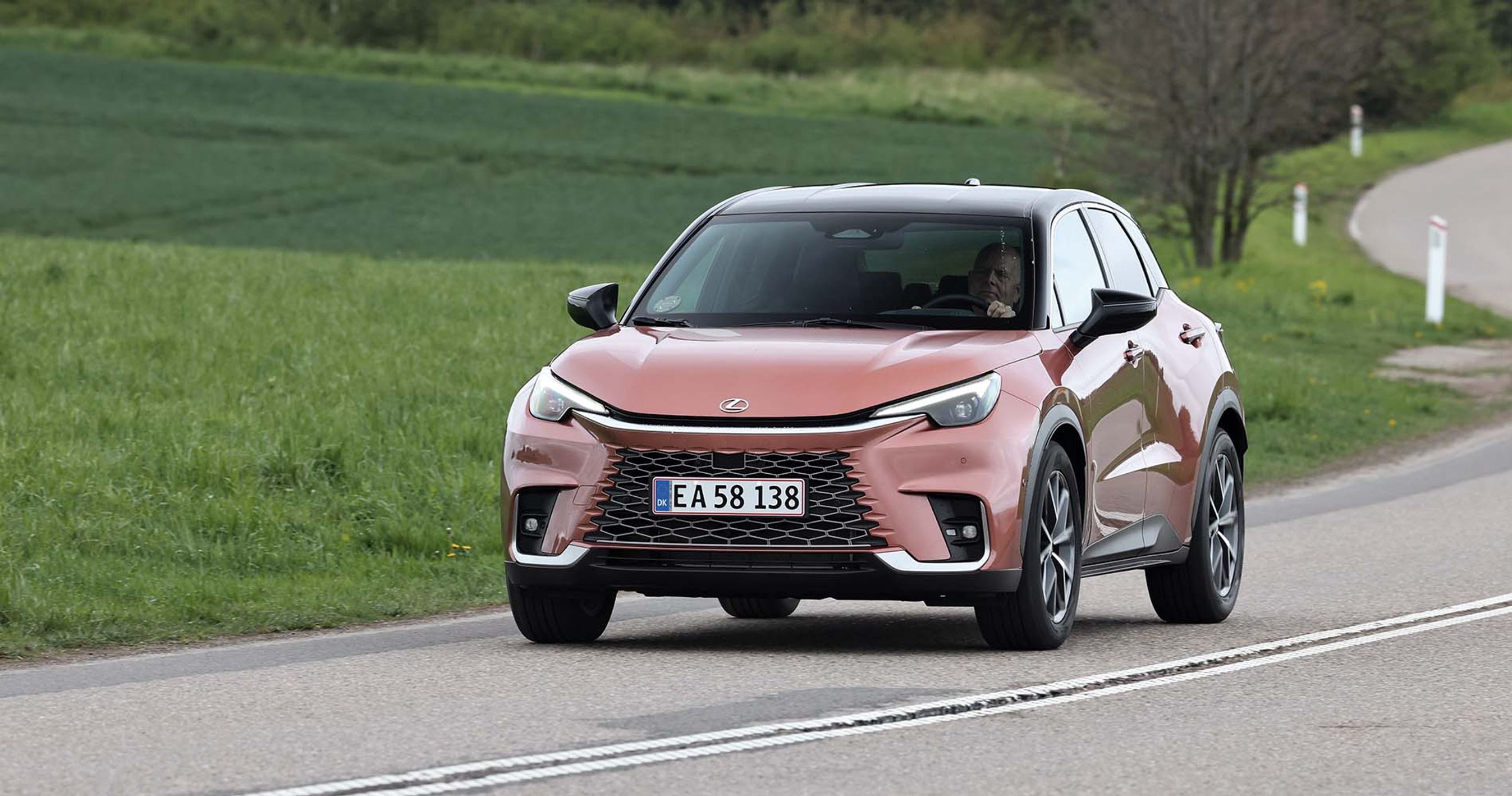 Lexus LBX set forfra, mens den kører på en landevej