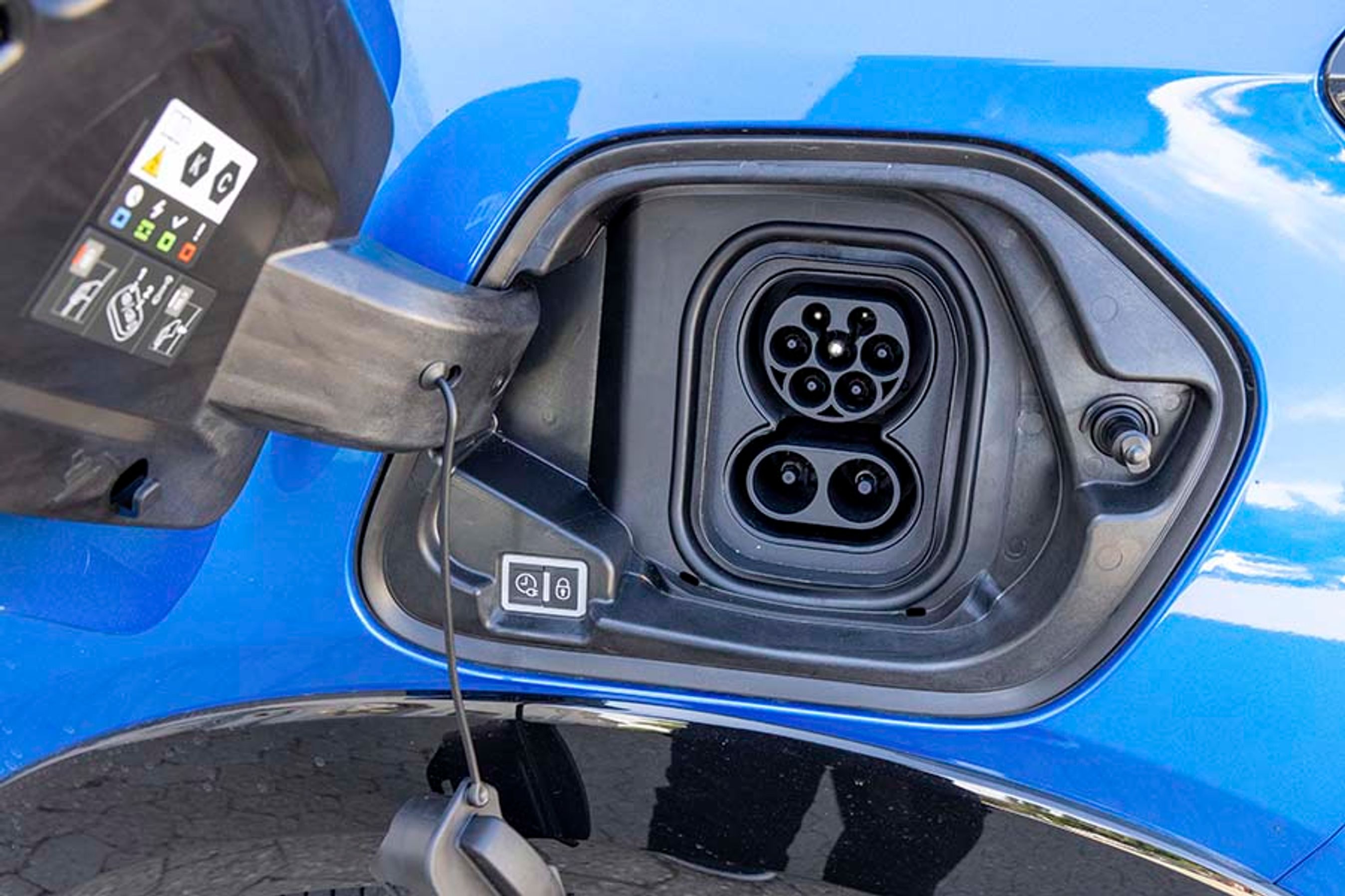 I Danmark har vi altid haft trefaset opladning af e-208. Dermed lader den med op til 11 kW hjemme, og en komplet opladning kan klares på under fem timer. Men mange importbiler kan kun lade på én fase, og dermed tager hjemmeladningen næsten 15 timer!