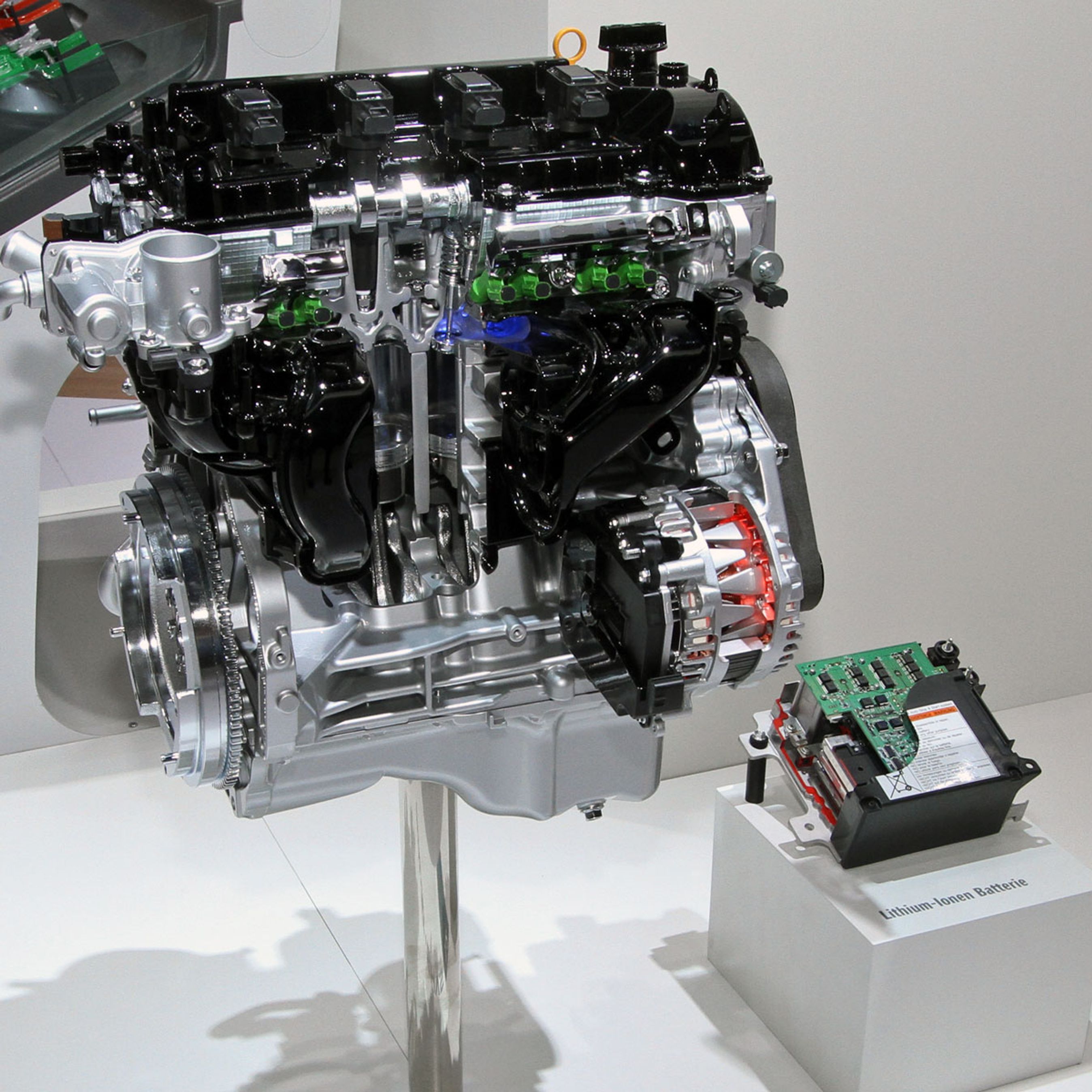 Suzukis "milde" hybrid består af en 1.2 benzinmotor og en integreret starter-generator på 2,3 kW (godt tre hk). Fotos: Torben Arent