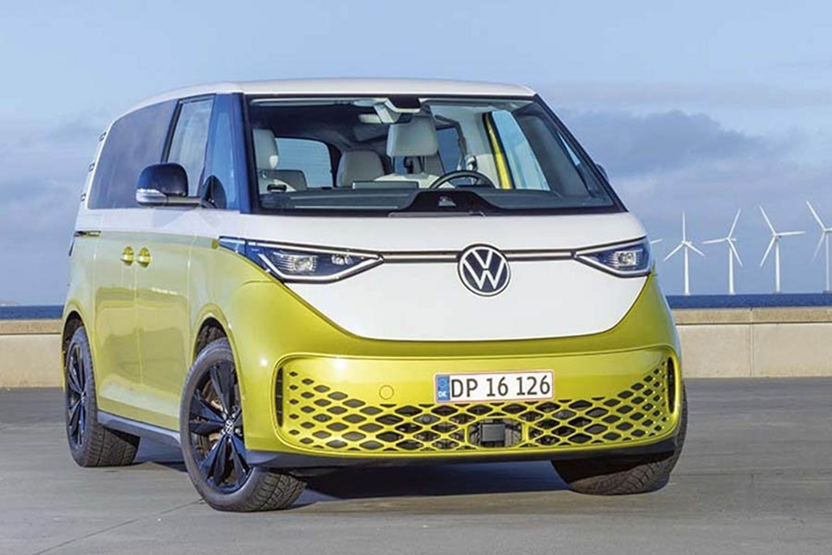 VW ID.Buzz holder på en betonplatform.