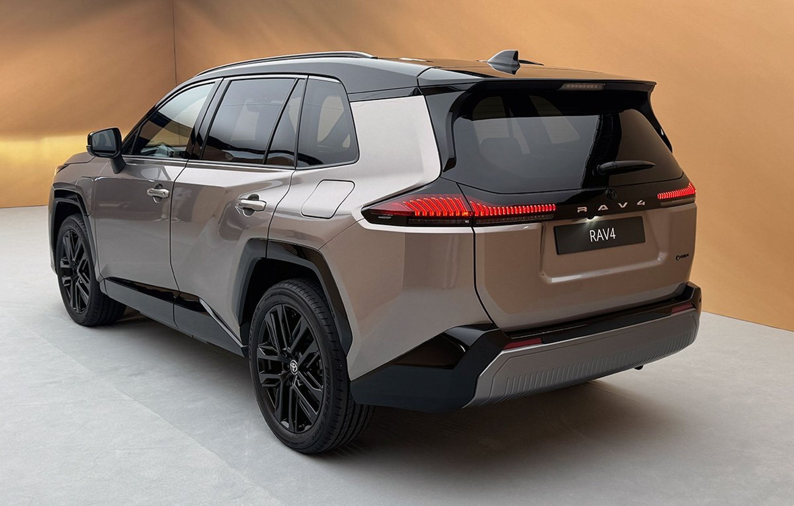 Toyota RAV4 skråt bagfra.