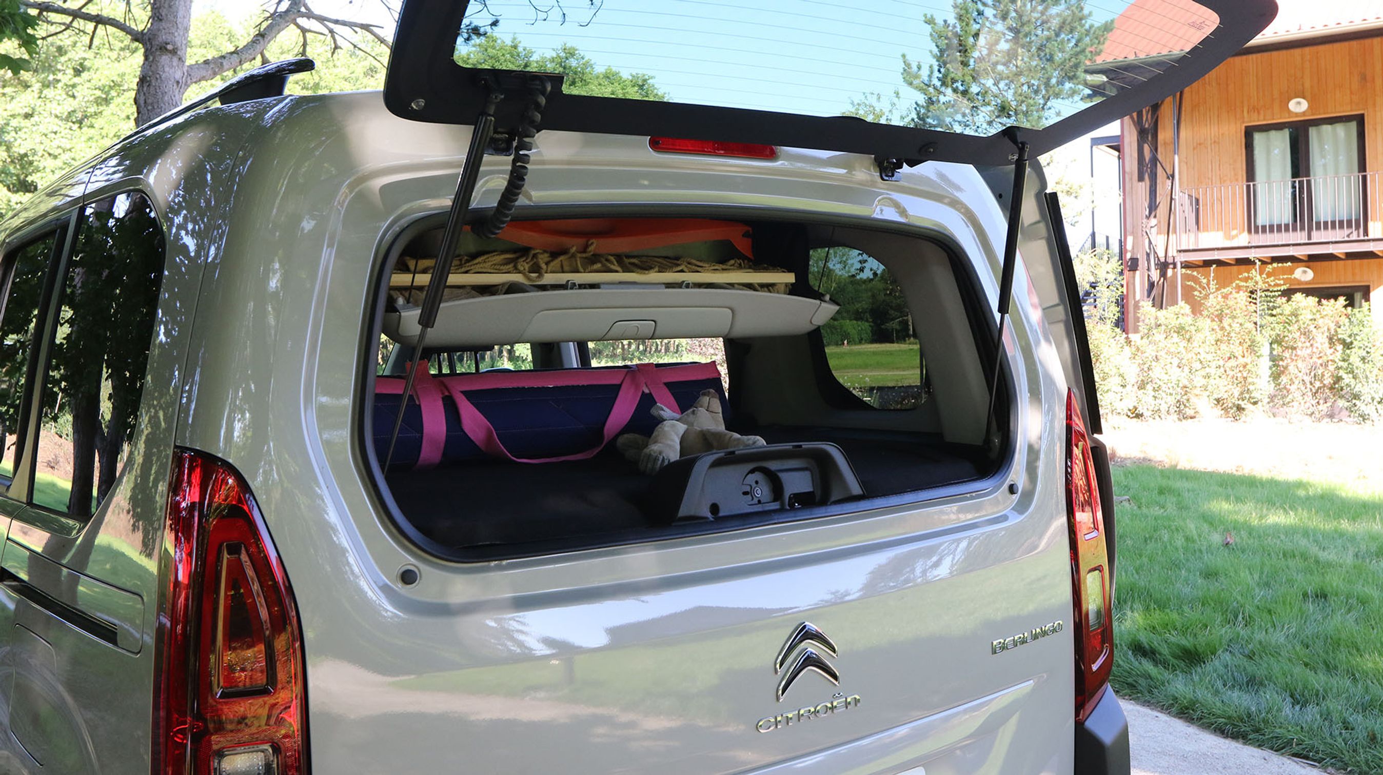 Bilen er i sagens natur kasseformet, da det handler om plads, og varevognsudgaven er vigtig. Bagklappen er enorm, men det hjælper, at bagruden kan åbnes for sig.