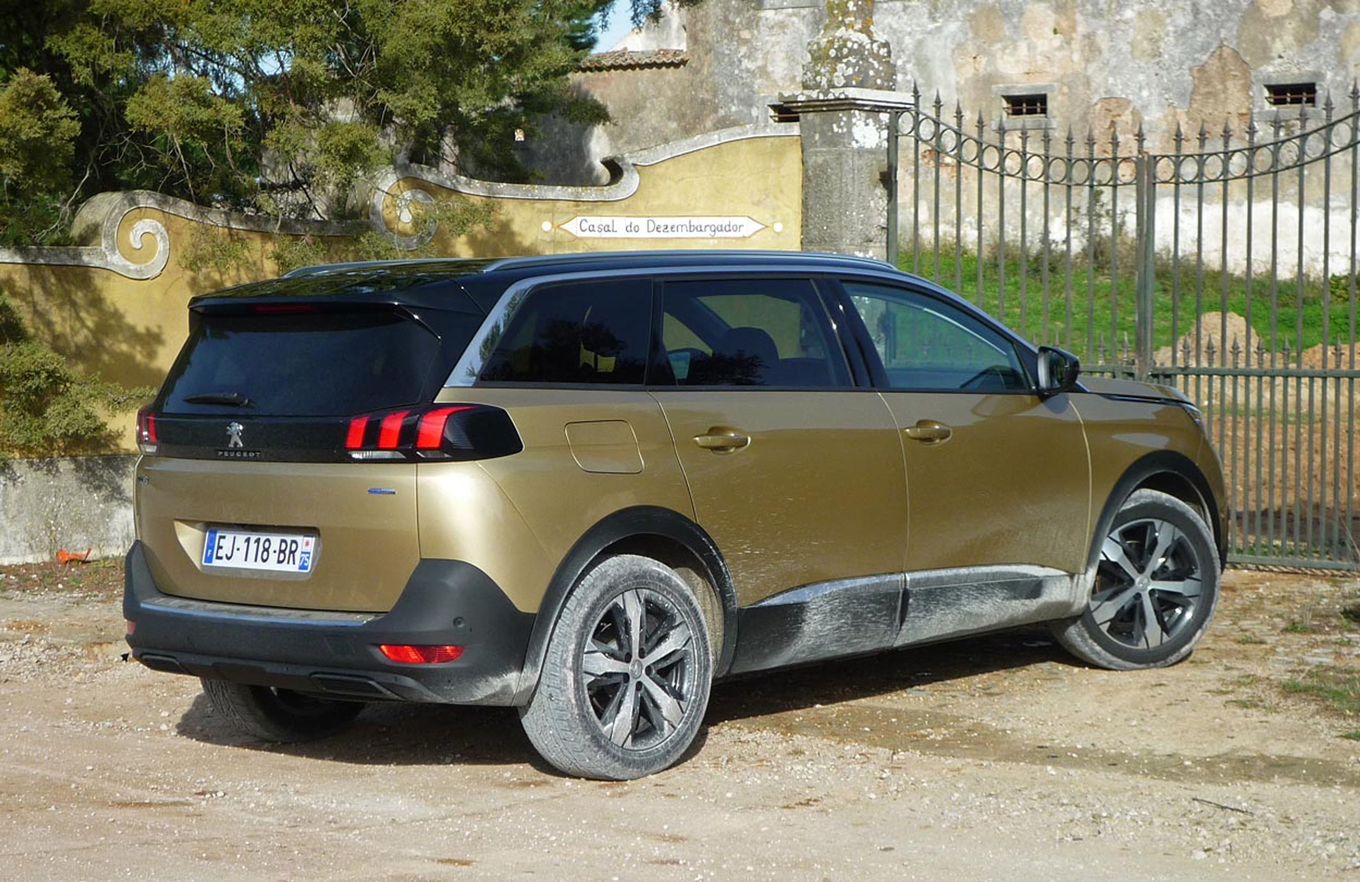 Peugeot 5008 er forlænget 19 cm i forhold til 3008, og akselafstanden er øget næsten lige så meget, 16,5 cm. Det giver plads. Foto: Torben Arent, FDM