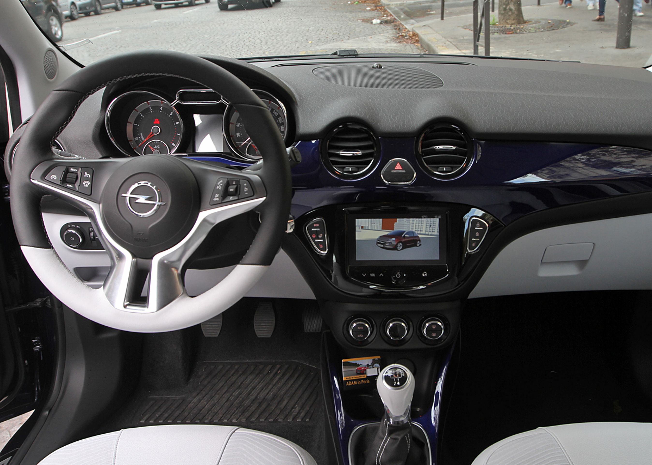 Kabinen er frisk og med mange farvemuligheder. Syvtommer-skærmen bliver tilsyneladende standard.