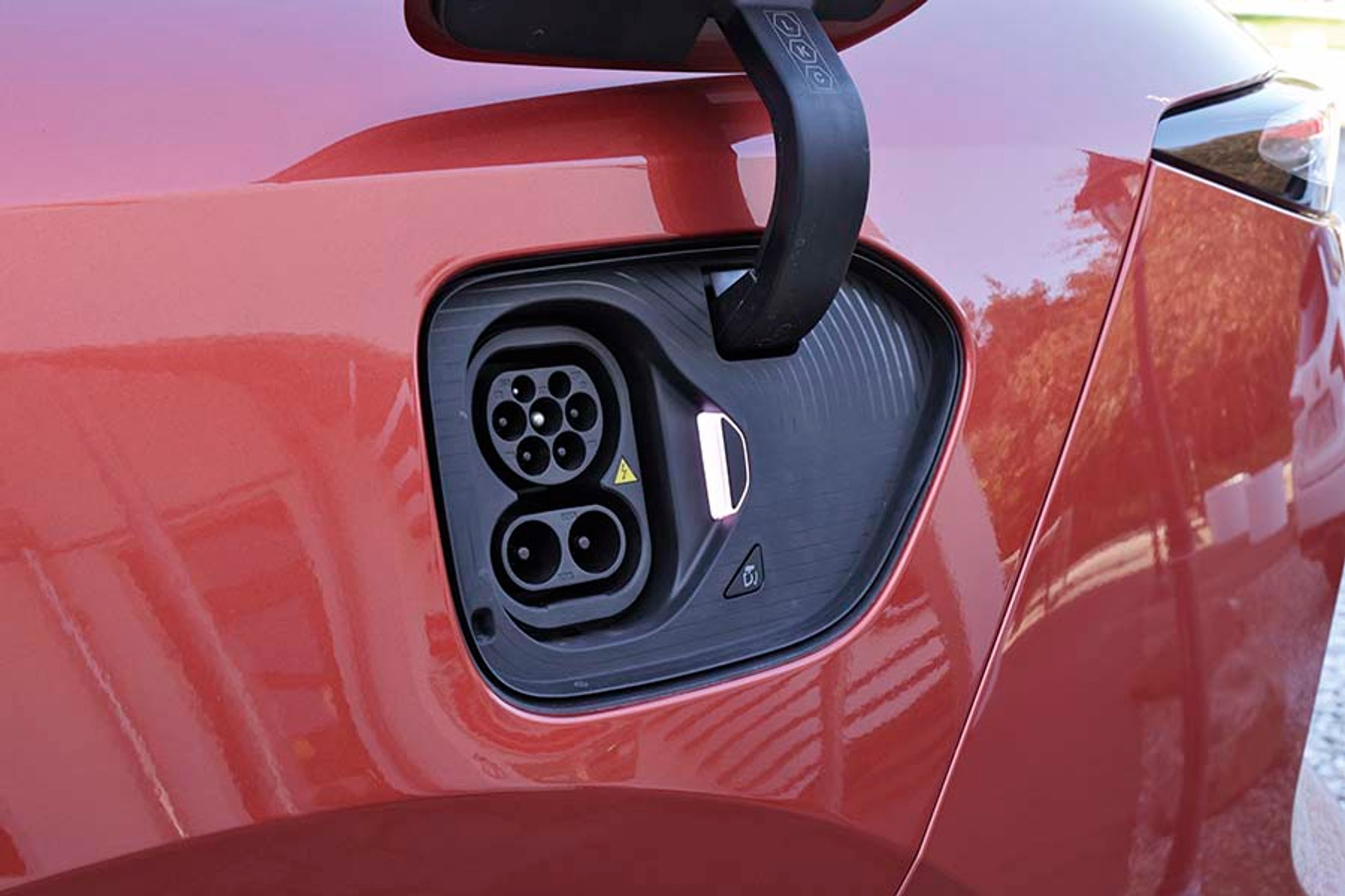 Ladestikket er placeret ved venstre baghjul. Selve bagklappen er elektrisk betjent, og bilen kan lade med 11 kW hjemme og med op til 125 kW, når man er på farten.