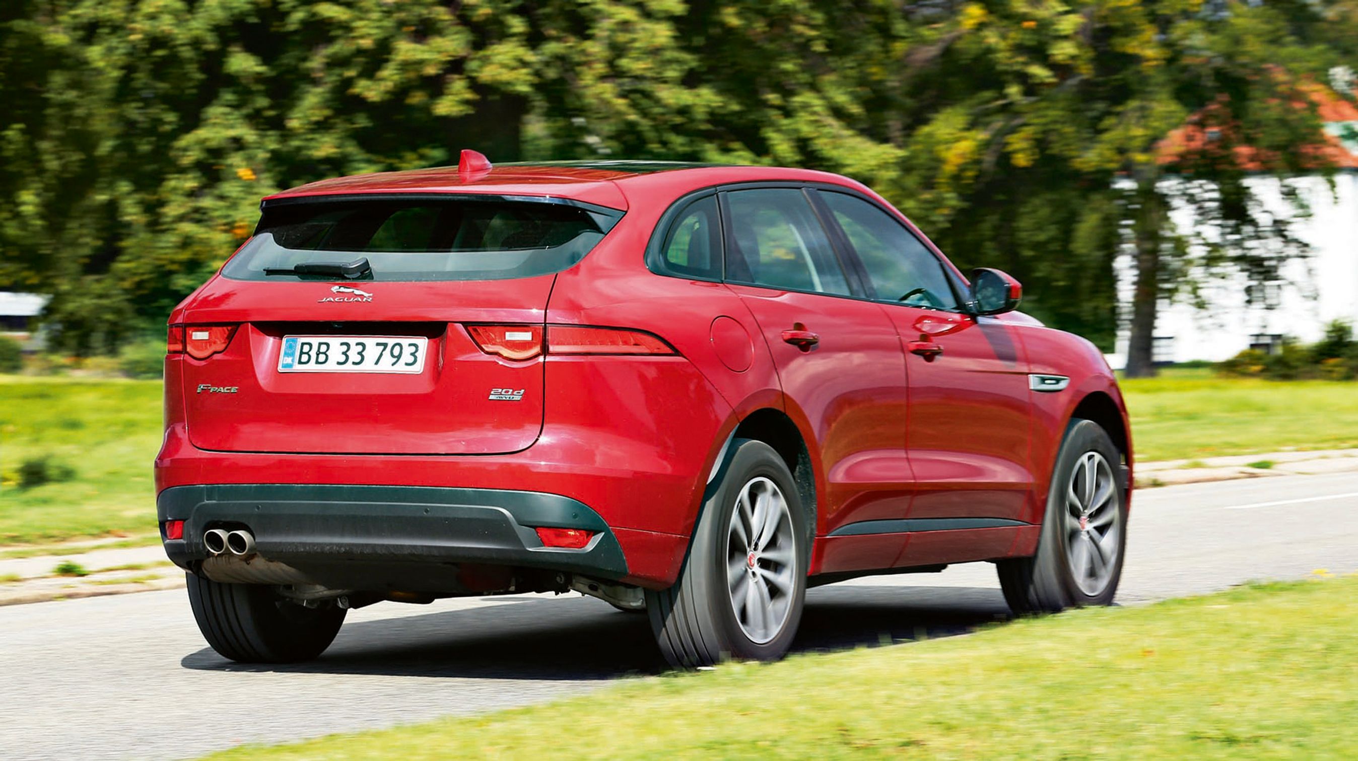 Jaguar F-Pace er en vellykket SUV i den dyre klasse, men virker mest af alt som en lækker sedan, hvor  man sidder højt og har let  ind- og udstigning. Jaguar F-Pace har en køreklar vægt på 1.957 kg, og må trække 2.400 kg.