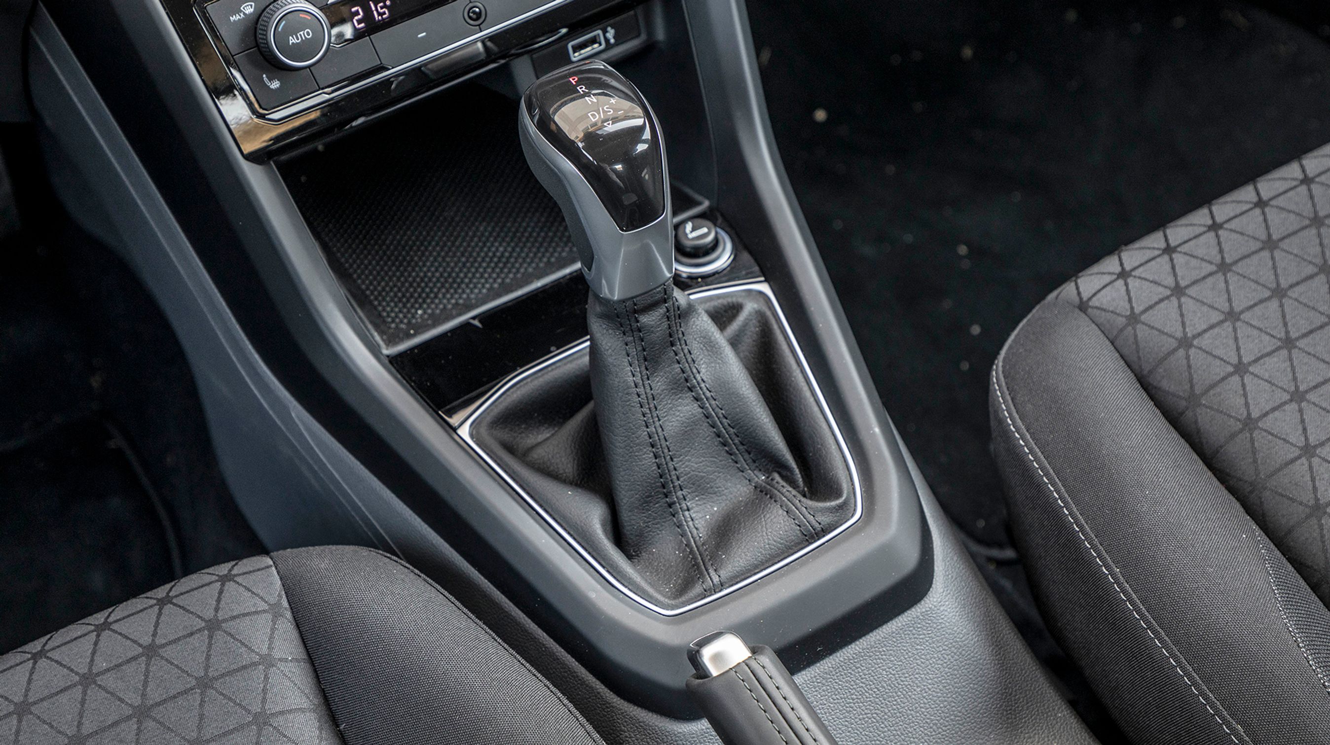 Det koster 18.500 kr. ekstra at vælge automatgear, og selvom det passer godt til biltypen, virker selve gearvælgeren lidt gammeldags.