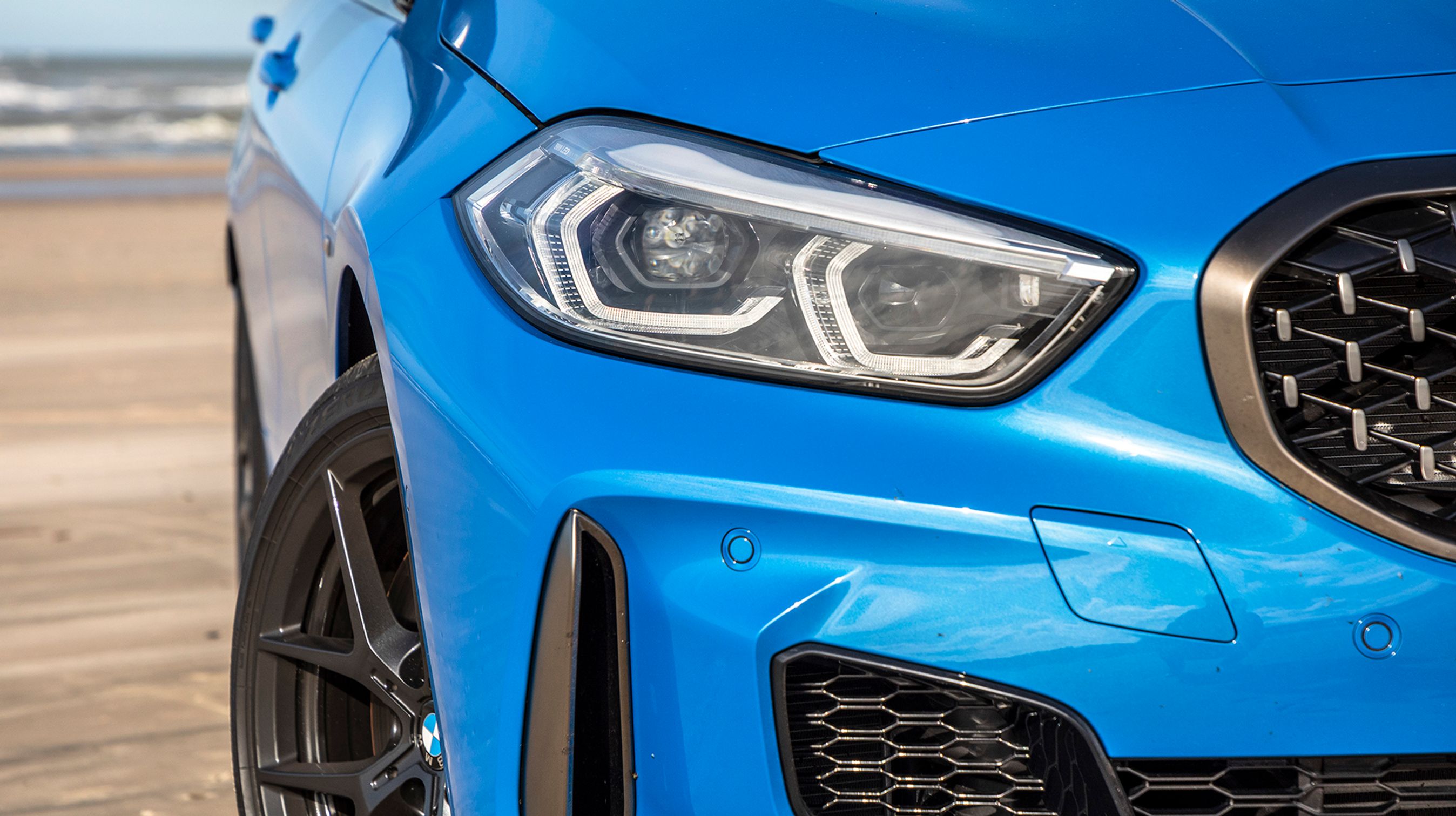 LED-forlygter er standard, og de giver et godt hvidt lys, men vi vil anbefale de adaptive forlygter til 9.800 kr. som giver et bredere lysbillede og følger med i trafikken. 