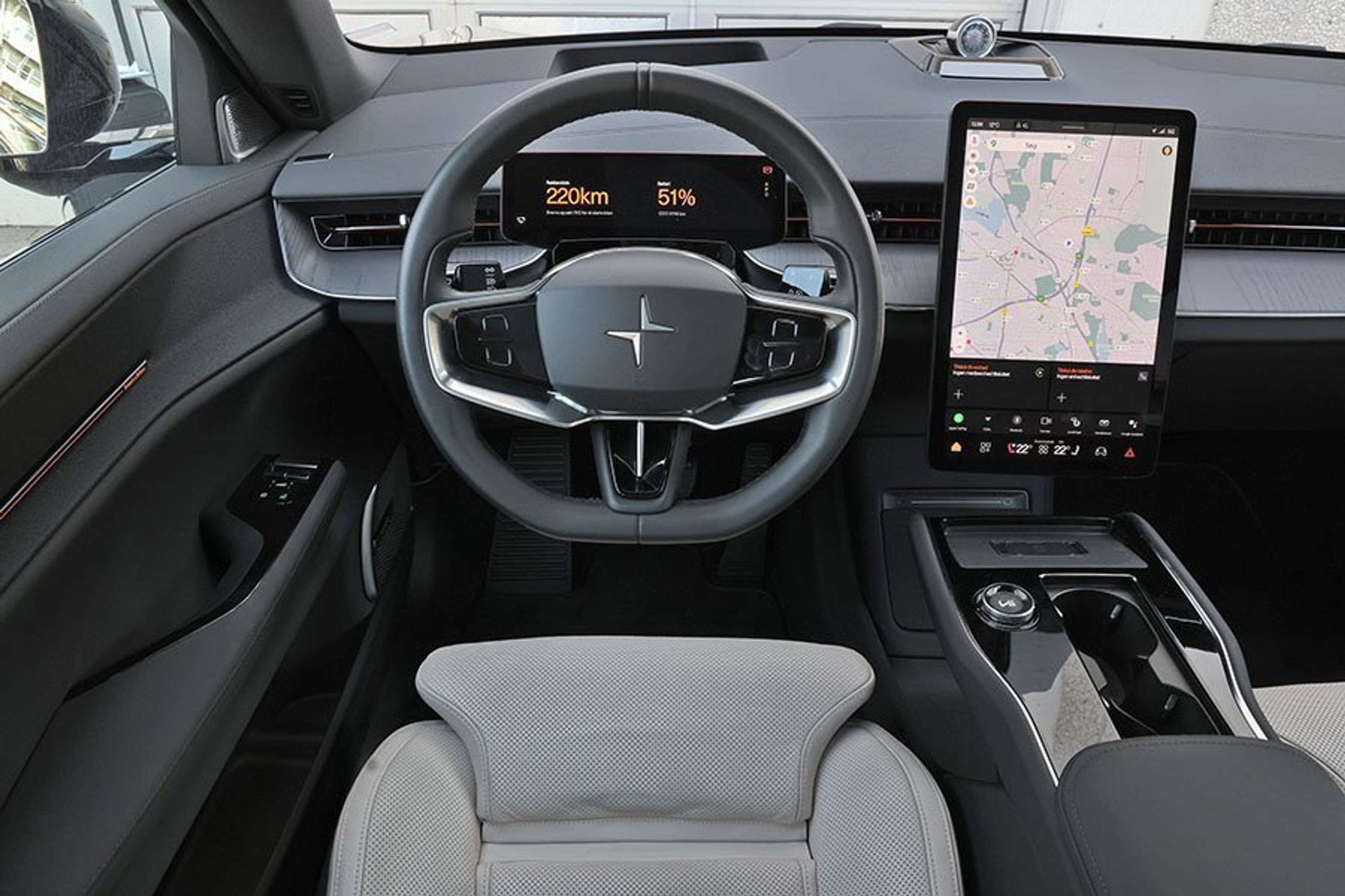 Førerpladsen i en Polestar 3