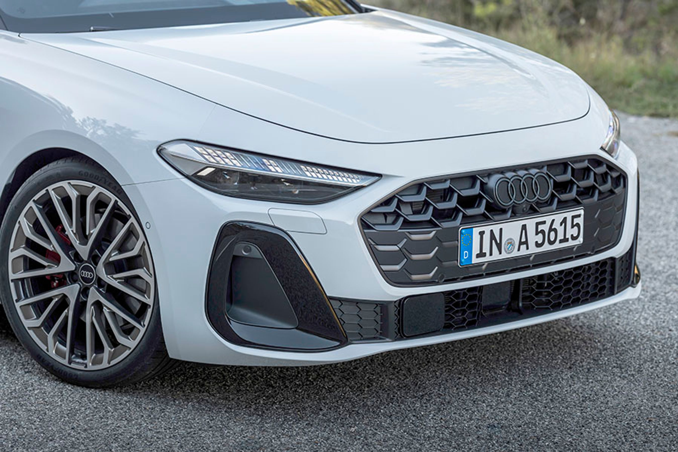 Fronten er lav, og yderst er de nye forlygter med mulighed for at vælge dem med avanceret matrix-teknologi, hvor man så også får lygtevaskere med i købet.