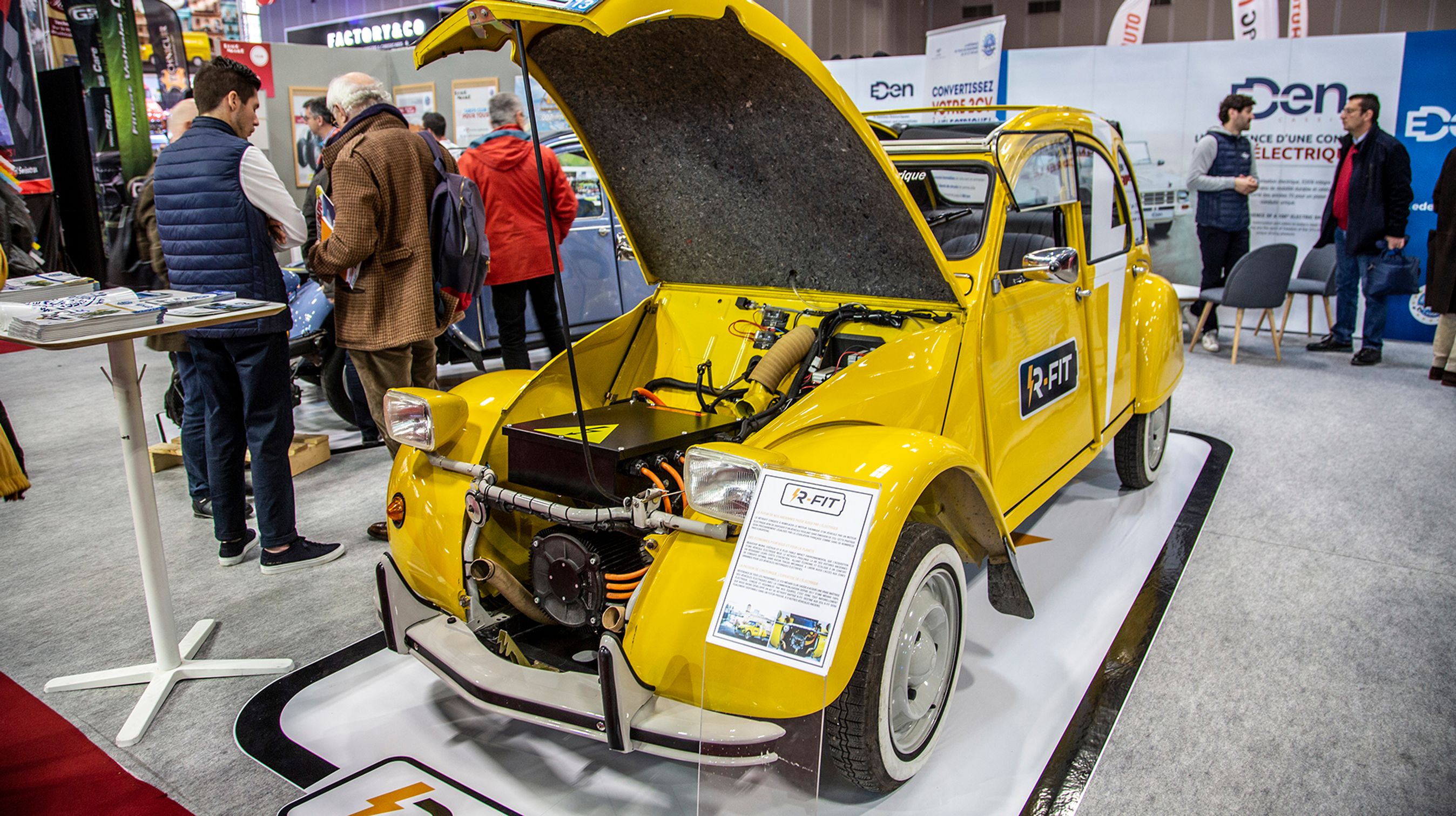 Nu står verden da ikke længere! Formedelst 13.000 euro kan du nu få ombygget din klassiske 2CV til eldrift. De danske myndigheder vil næppe være begejstrede ...