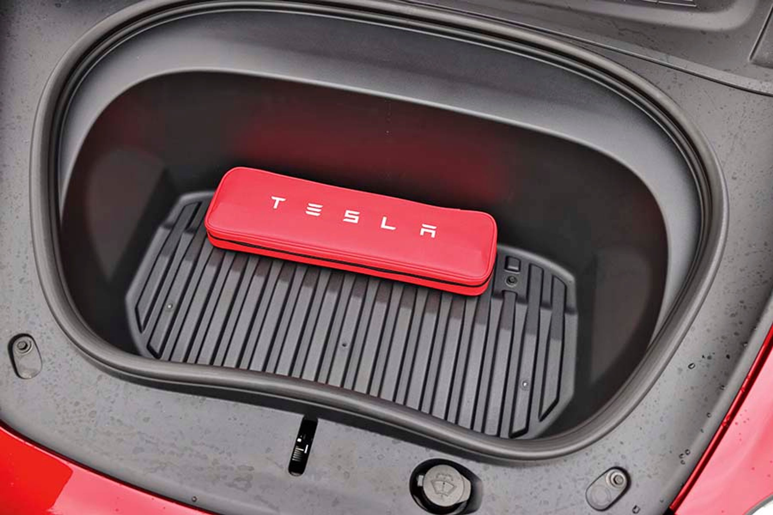 Fortile er der en fin frunk - et ekstra bagagerum - hvor man for eksempel kan opbevare advarselstrekant, reparationskit eller et ladekabel.