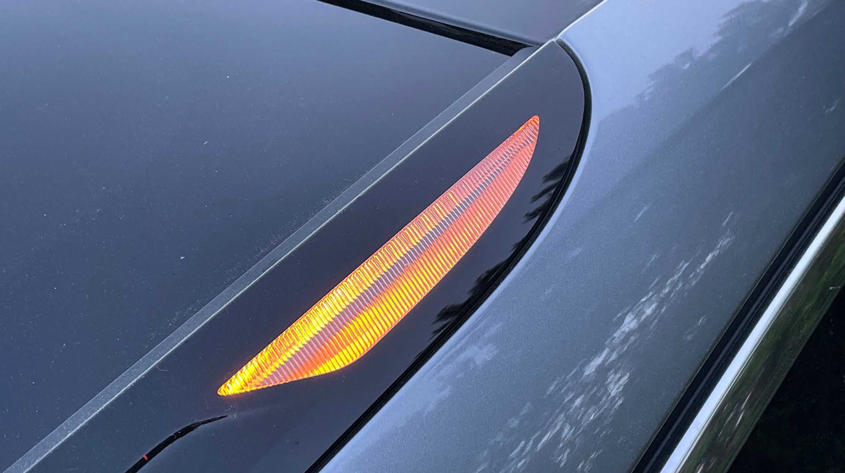 Ved den bageste hjørnestolpe sender dette blinklys en hilsen til den originale DS fra 1955.